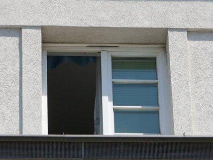 Eine 47-jährige Frau stürzte aus einem Fenster