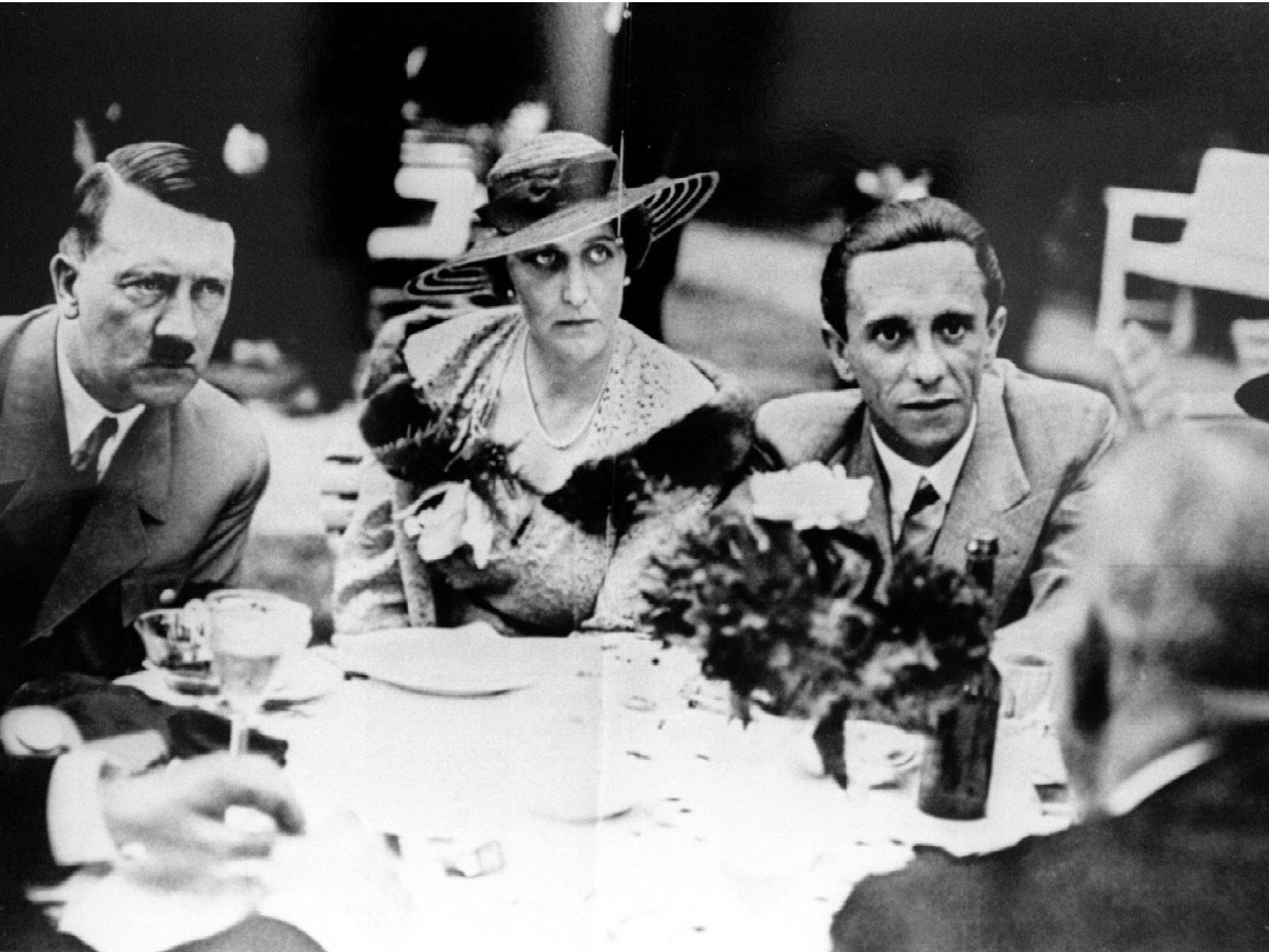 Streit um Goebbels-Nachlass. Im Bild: Joseph Goebbels mit seiner Frau Magda und Adolf Hitler (v.r.) Streit um Goebbels-Nachlass. Im Bild: Joseph Goebbels mit seiner Frau Magda und Adolf Hitler (v.r.)