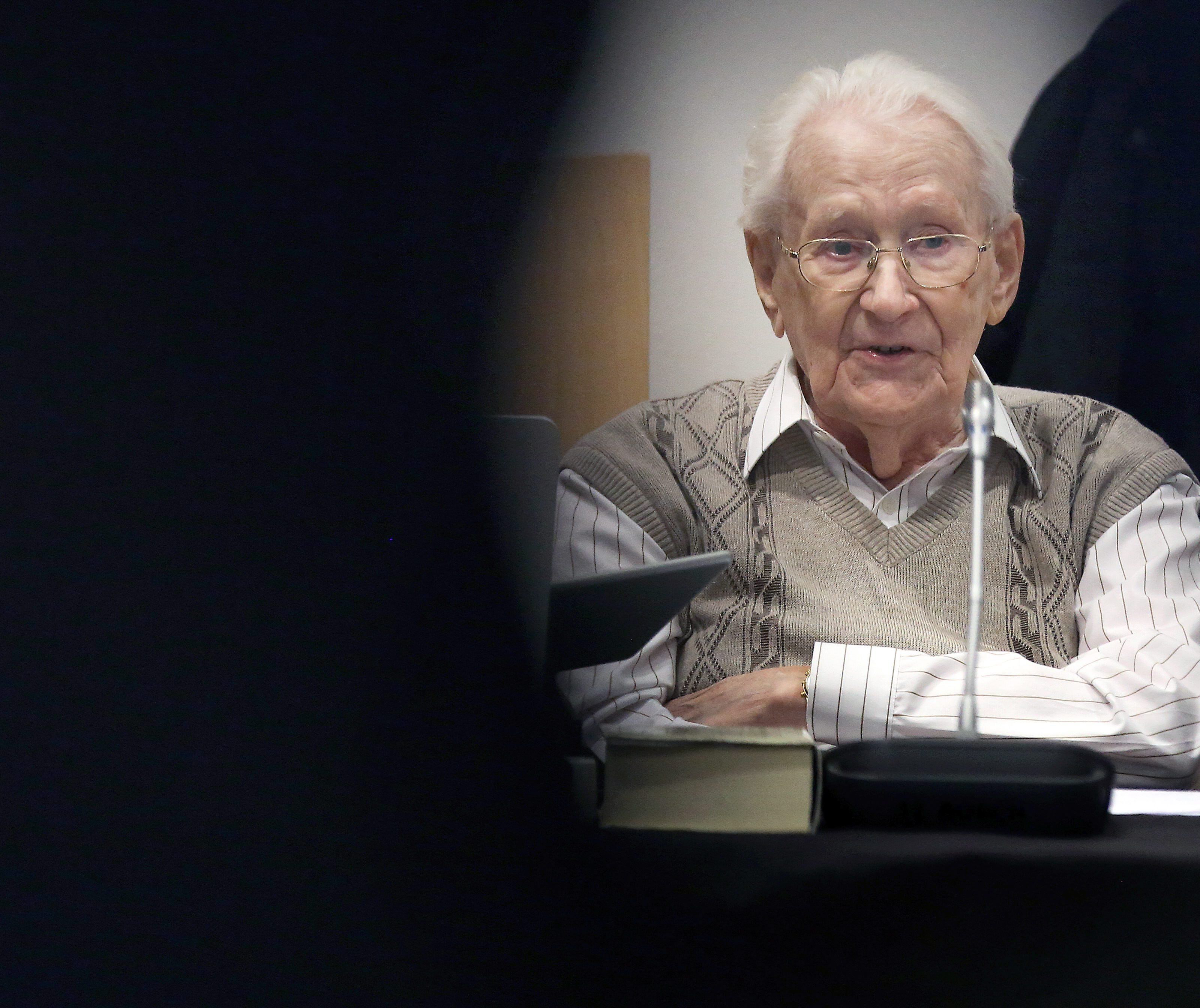 Der "Buchhalter von Auschwitz", Oskar Gröning, legte am Dienstag ein Geständnis ab. Der "Buchhalter von Auschwitz", Oskar Gröning, legte am Dienstag ein Geständnis ab.