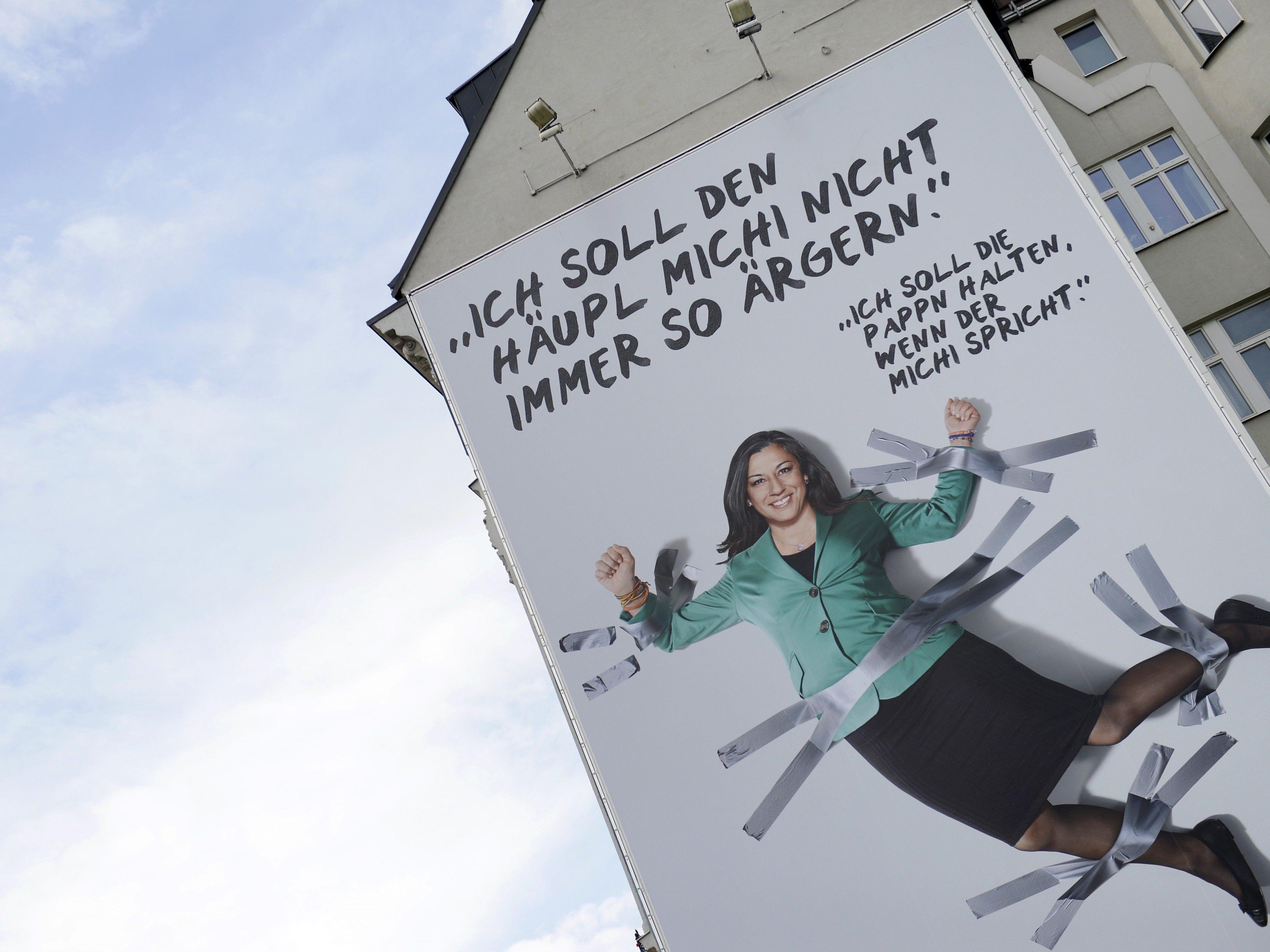 Grüner Wahlkampf in Wien: Vassilakou pickt überlebensgroß an der Wand.
