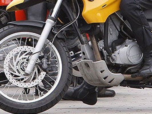 Der Motorradfahrer musste eine plötzliche Bremsung einlegen. Der Motorradfahrer musste eine plötzliche Bremsung einlegen.