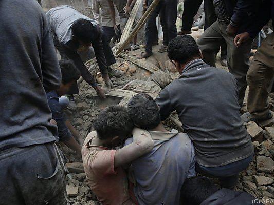 Fieberhafte Suche nach Verschütteten nach schwerem Beben in Nepal