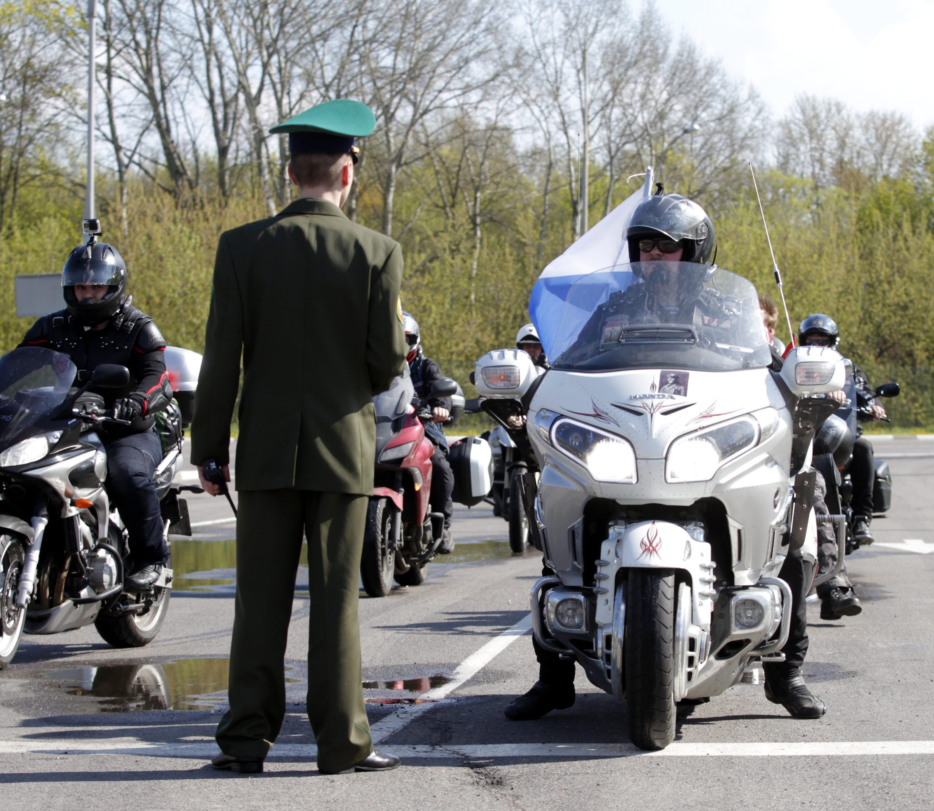 Laut Medien fuhren erste Mitglieder des Motorradclubs bereits am Sonntag über Grenze. Laut Medien fuhren erste Mitglieder des Motorradclubs bereits am Sonntag über Grenze.