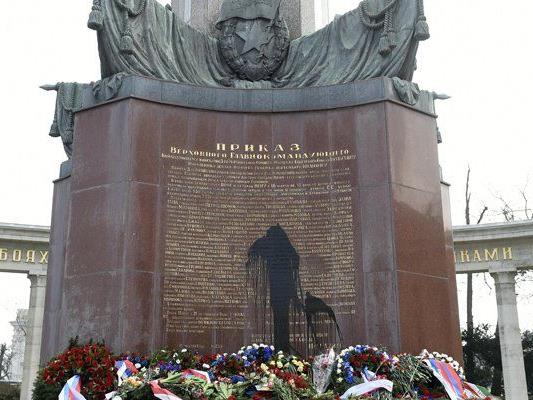 "Russendenkmal" am Schwarzenbergplatz wurde unlängst noch mit Farbe beschmiert