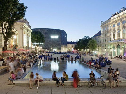 Der Sommer im MQ erfreut sich in Wien jährlich großer Beliebtheit. Der Sommer im MQ erfreut sich in Wien jährlich großer Beliebtheit.