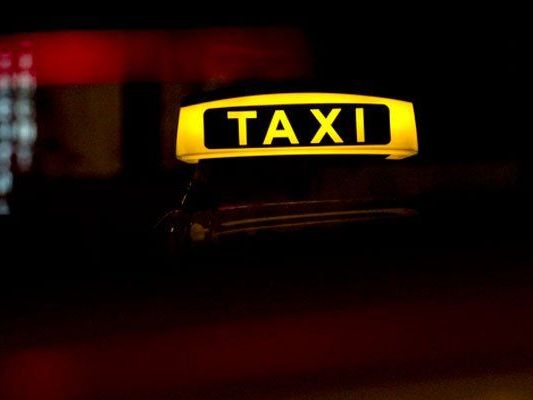 Nächtlicher Streit zwischen Taxler und Fahrgast. Nächtlicher Streit zwischen Taxler und Fahrgast.
