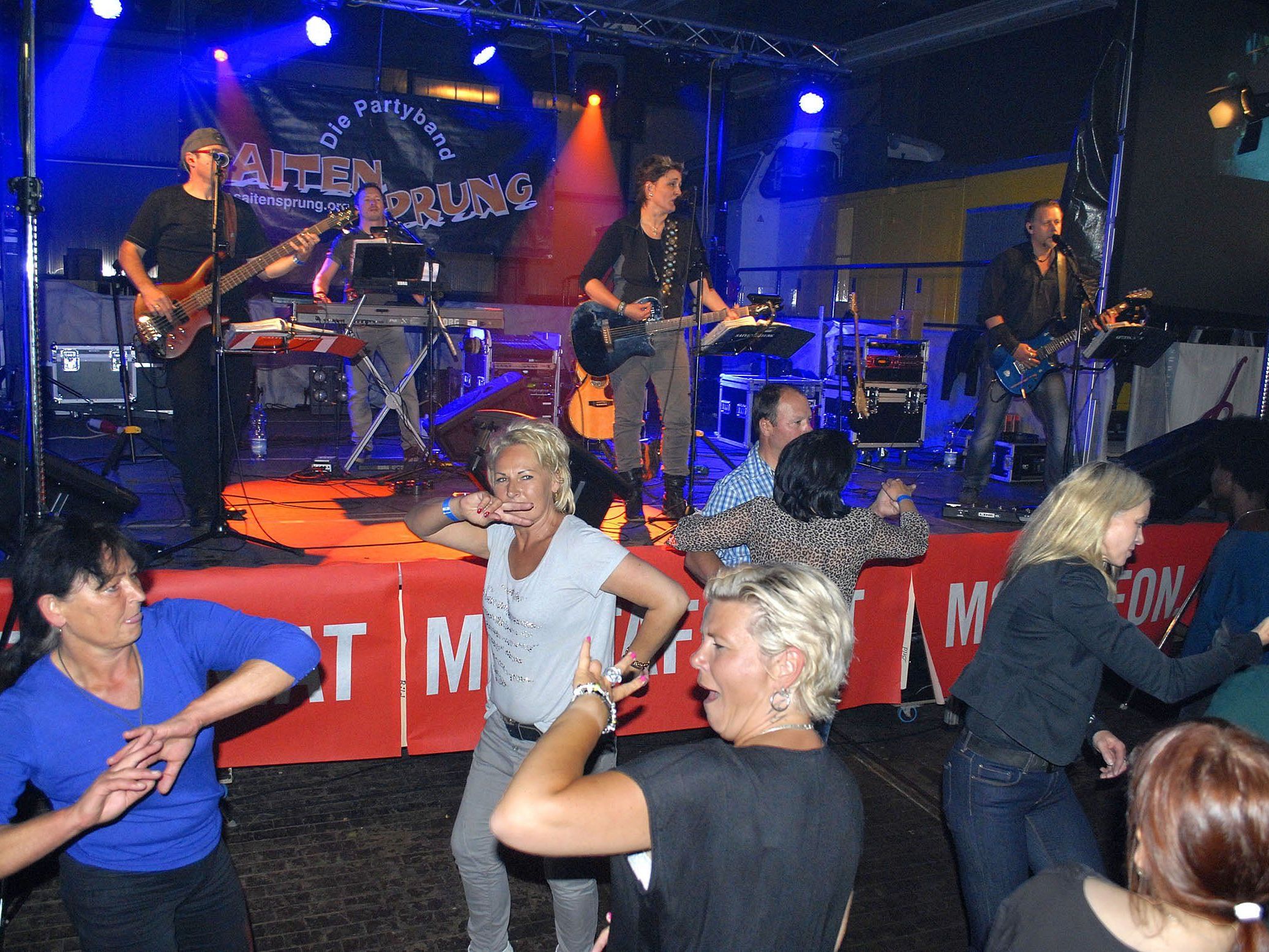 Partyband "Saitensprung" beim Fest "150 Jahre Harmoniemusik Schruns" in der MBS-Remise in Schruns Partyband "Saitensprung" beim Fest "150 Jahre Harmoniemusik Schruns" in der MBS-Remise in Schruns