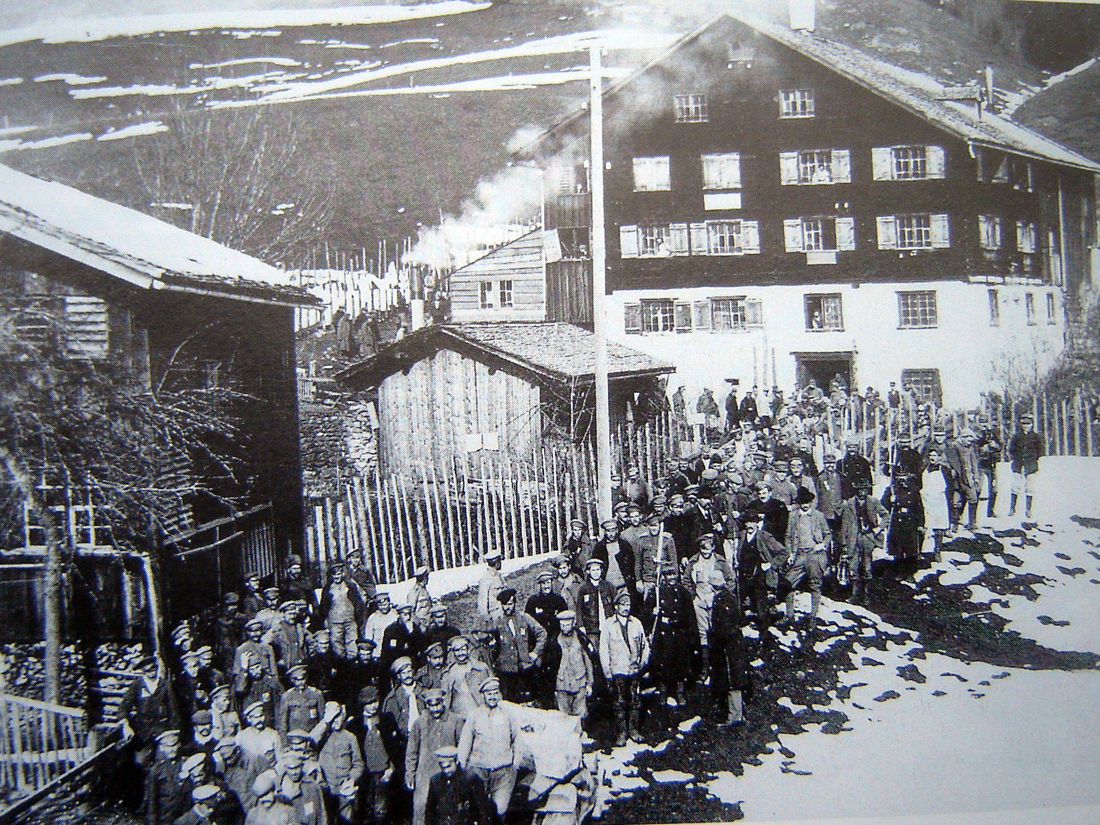 Russische Kriegsgefangene mit Wachmannschaft vor der "Alten Mühle" in Au - Rehmen.