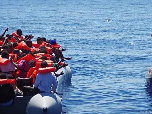 Tausende versuchen die Flucht übers Mittelmeer