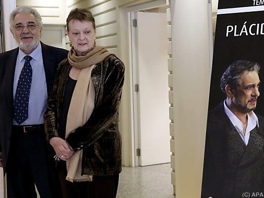 Schmidt (hier mit Placido Domingo) verteidigt sich nun öffentlich Schmidt (hier mit Placido Domingo) verteidigt sich nun öffentlich