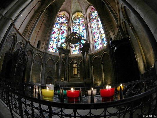 Die Fenster gestaltete der Künstler Imi Knoebel Die Fenster gestaltete der Künstler Imi Knoebel