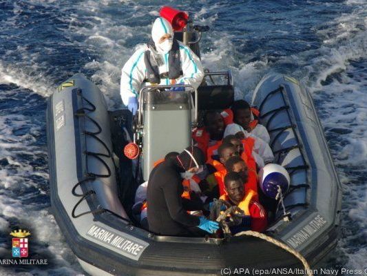 Italien hat direkt mit dem Flüchtlingsansturm zu kämpfen Italien hat direkt mit dem Flüchtlingsansturm zu kämpfen