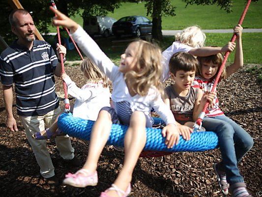 Geld spielt beim Thema Kindergarten immer eine Rolle Geld spielt beim Thema Kindergarten immer eine Rolle