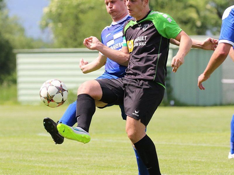 Kapitän Dobler David des 1b im Zweikampf Kapitän Dobler David des 1b im Zweikampf