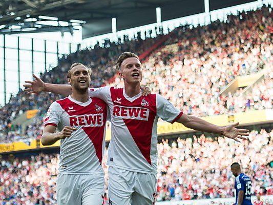 Kölns Torschützen Risse und Gerhardt feiern nach dem Treffer zum 2:0