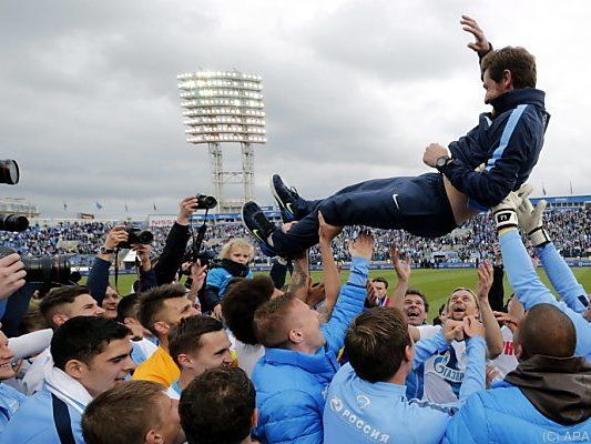 Spieler lassen Trainer Villas-Boas hochleben Spieler lassen Trainer Villas-Boas hochleben