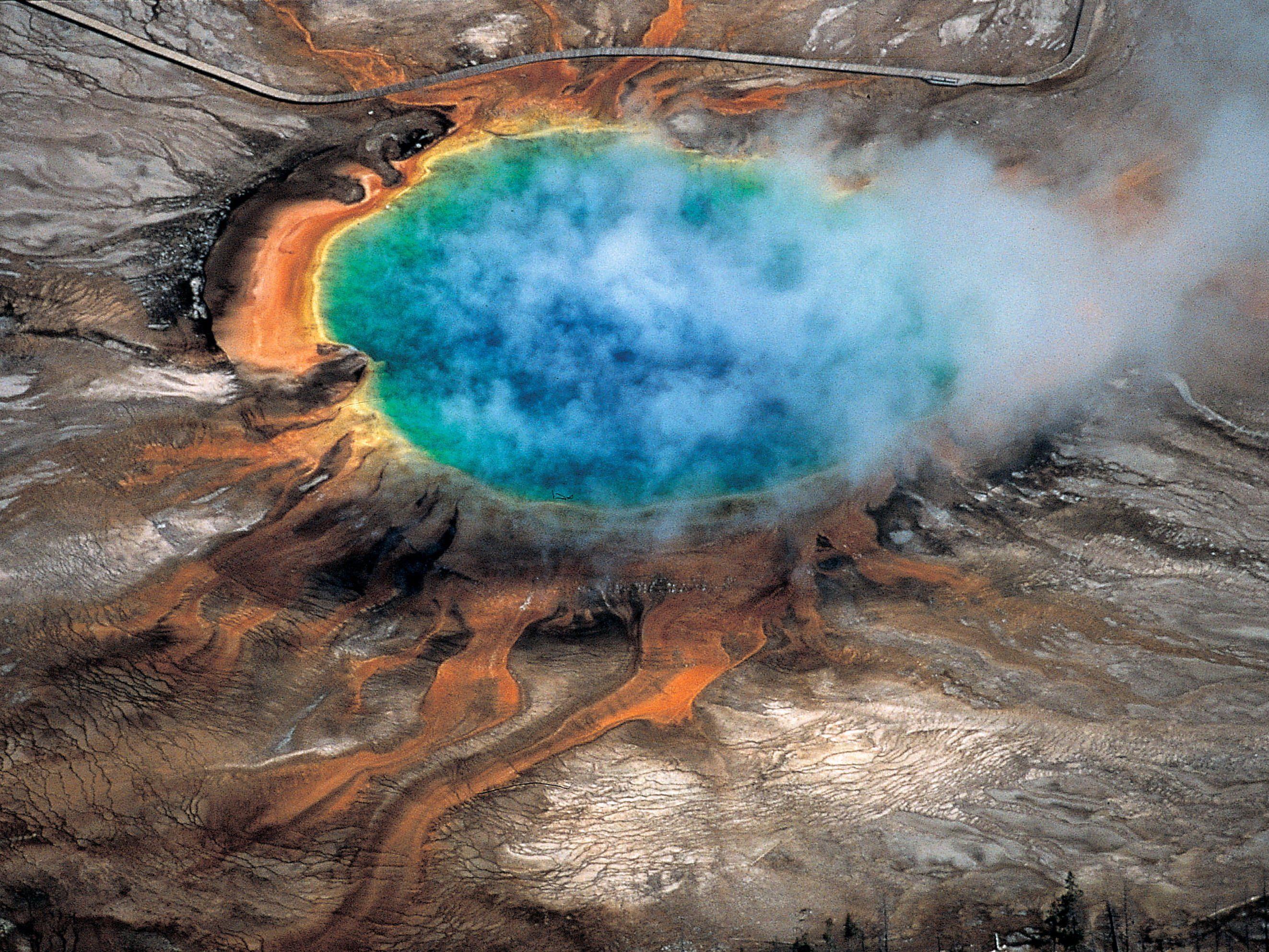 Grand Prismatic Spring ist der Name der größten Thermalquelle der USA und der drittgrößten der Erde. Sie befindet sich im westlichen Yellowstone-Nationalpark im US-Bundesstaat Wyoming. Grand Prismatic Spring ist der Name der größten Thermalquelle der USA und der drittgrößten der Erde. Sie befindet sich im westlichen Yellowstone-Nationalpark im US-Bundesstaat Wyoming.