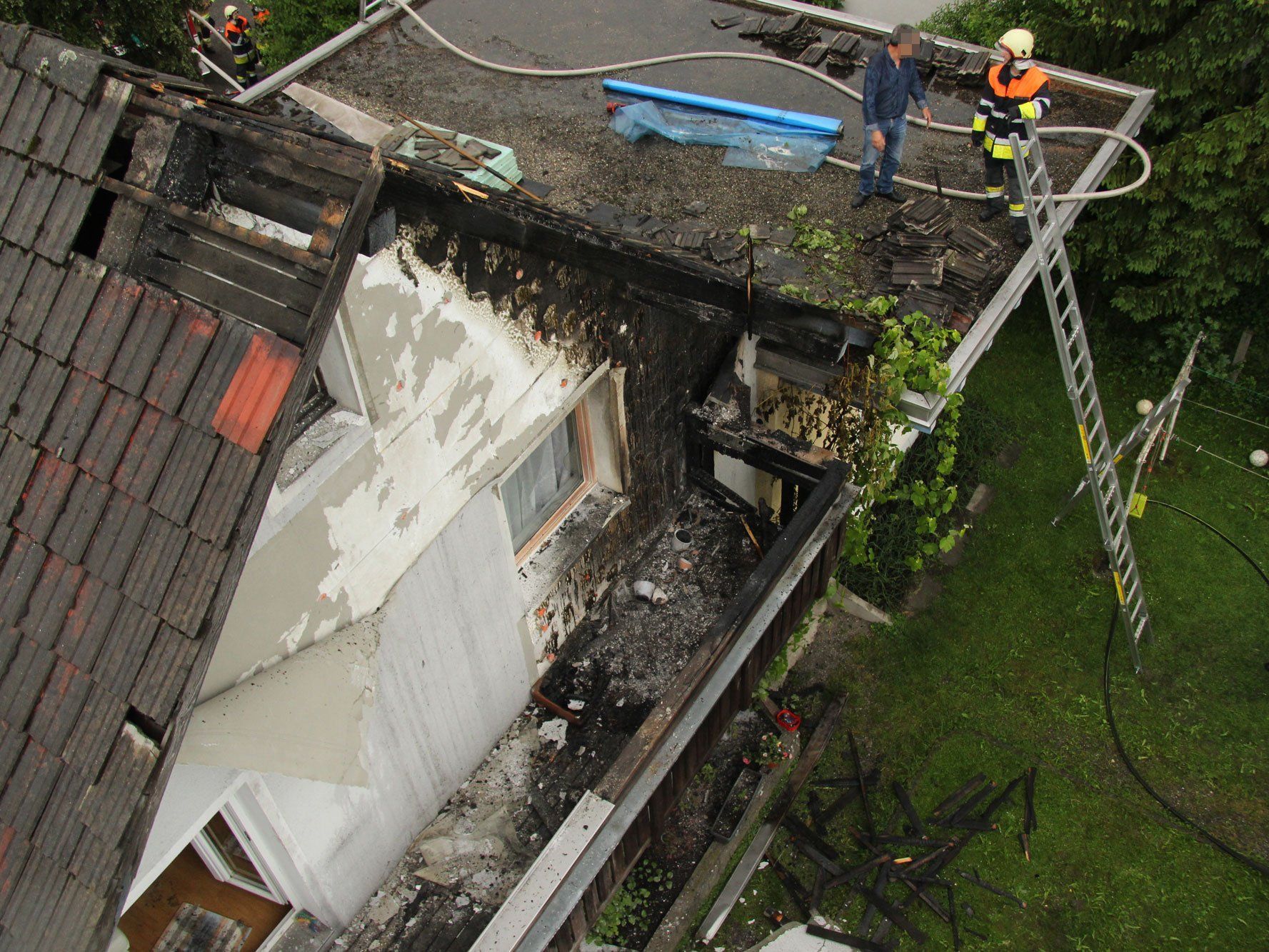 Dachstuhl eines Wohnhauses in Hohenems in Brand geraten. Dachstuhl eines Wohnhauses in Hohenems in Brand geraten.