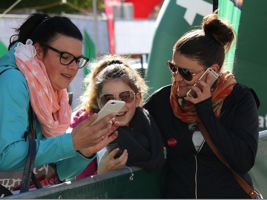 Die Organisatoren Verena Eugster und Patricia Zupan freuen sich mit Mona auf den sechsten Frauenlauf mit knapp 5000 Starter. Die Organisatoren Verena Eugster und Patricia Zupan freuen sich mit Mona auf den sechsten Frauenlauf mit knapp 5000 Starter.
