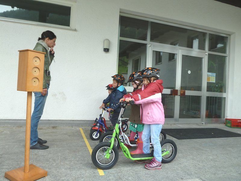 Auf den Roller, fertig, los... Auf den Roller, fertig, los...