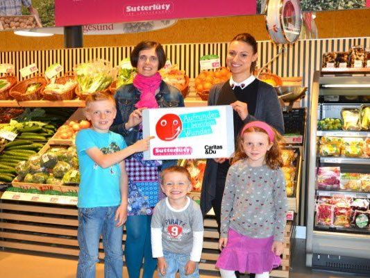 Doris Jenni und Katharina Rehm freuen sich mit Benjamin, Bianca und Johannes über die Spenden für Vorarlberger Familien in Krisensituationen Doris Jenni und Katharina Rehm freuen sich mit Benjamin, Bianca und Johannes über die Spenden für Vorarlberger Familien in Krisensituationen
