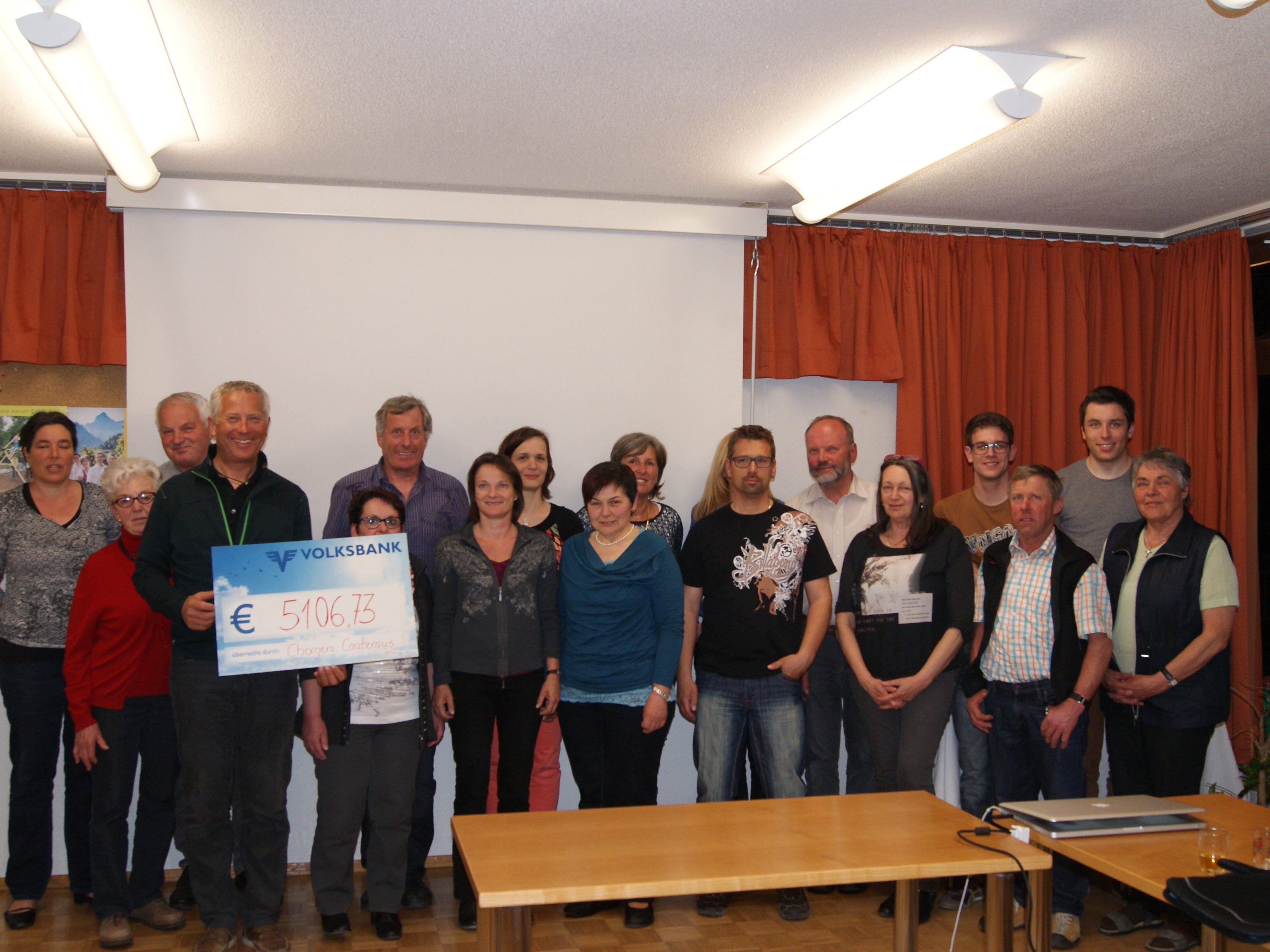 Die Chorgemeinschaft Cantemus konnte einen Spendenscheck in Höhe von 5.106,73 an Bernd Fischer übergeben.