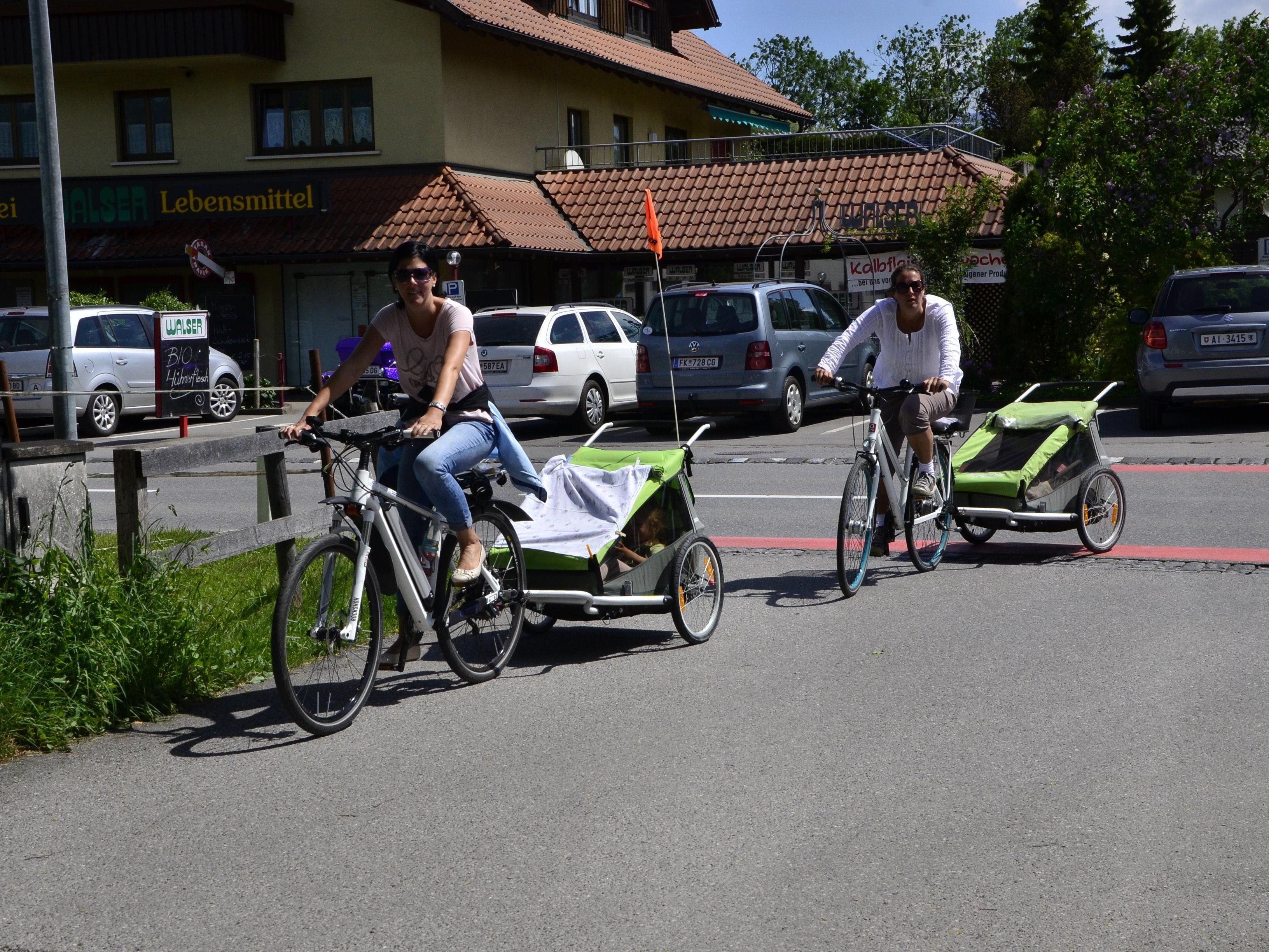 Mit Kind und Kegel waren viele Radfahrer unterwegs nach Meiningen.