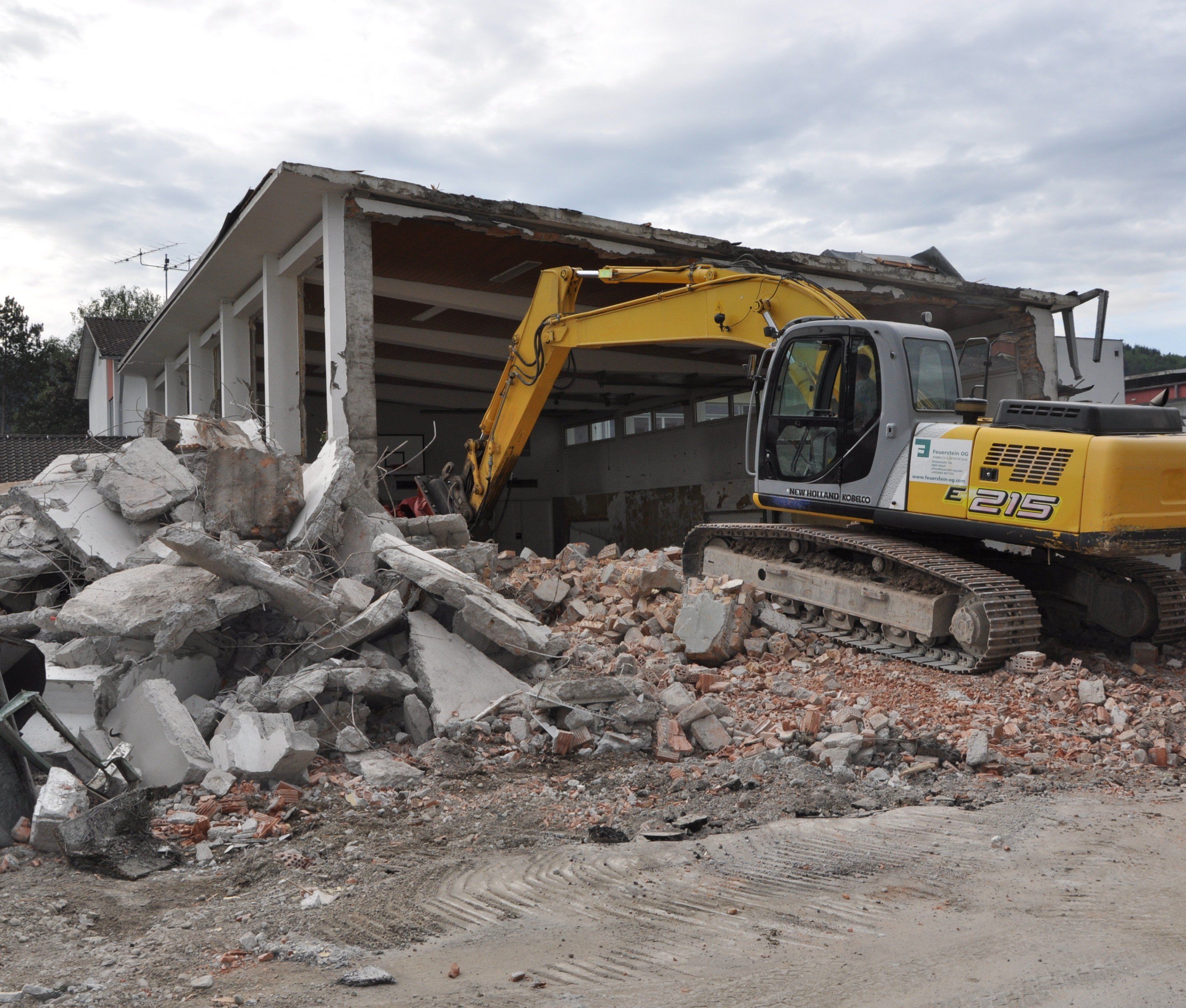 Die alte Gymnastikhalle fällt der Spitzhacke zum Opfer. Die alte Gymnastikhalle fällt der Spitzhacke zum Opfer.