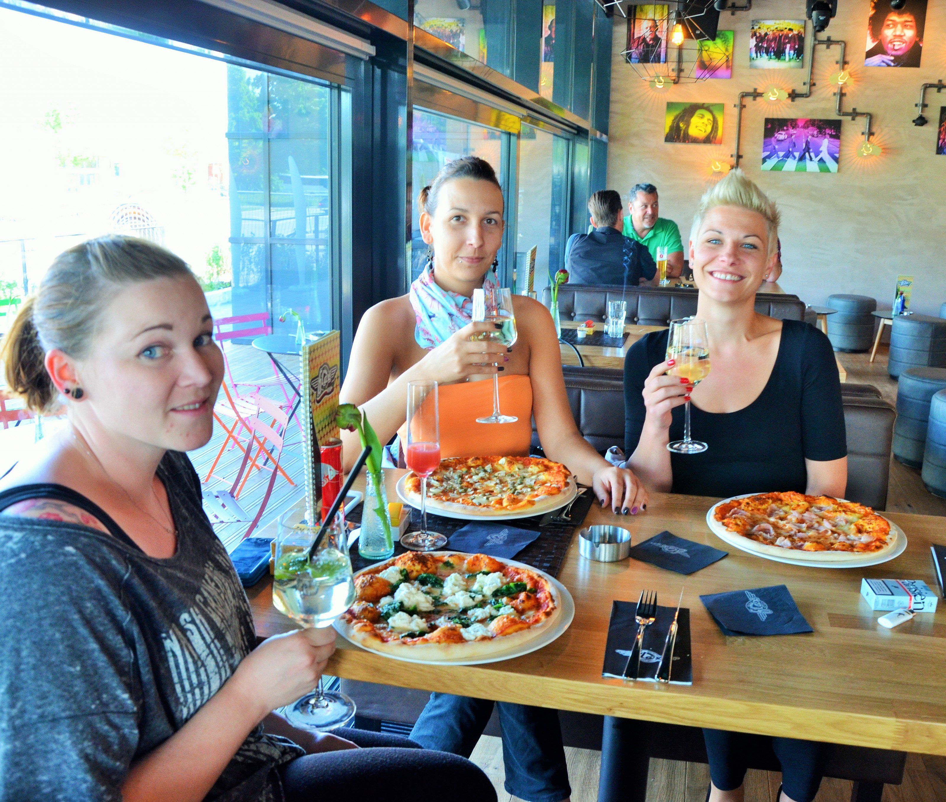 Ein Lokal im Retro-Stil, welches Gästen den perfekten Treffpunkt zu jeder Zeit bietet – drinnen oder auf der Terrasse. Ein Lokal im Retro-Stil, welches Gästen den perfekten Treffpunkt zu jeder Zeit bietet – drinnen oder auf der Terrasse.