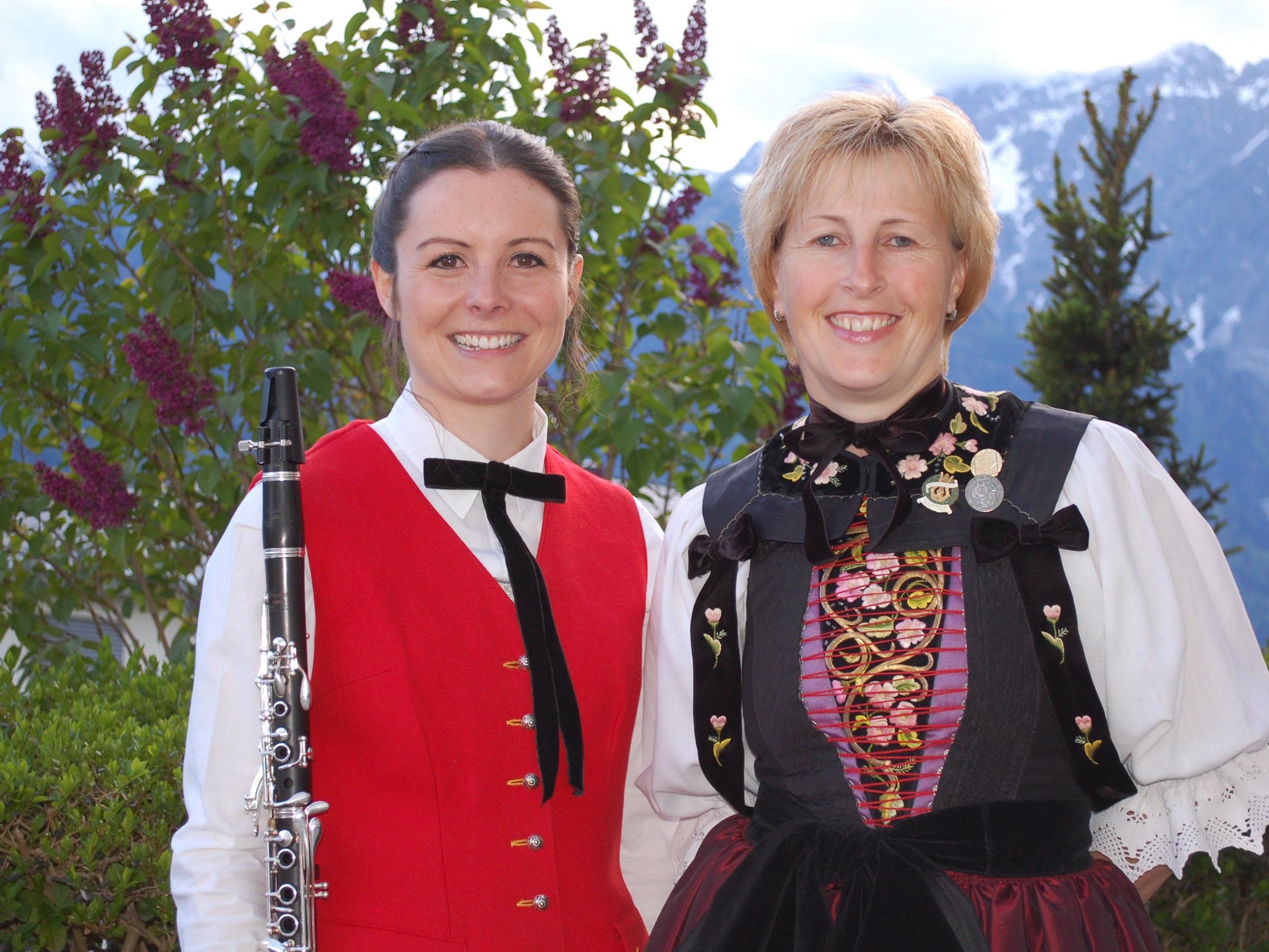Obfrau Gabi Ganahl und Schriftführerin Sarah Mangeng wurden für 25 Jahre beziehungsweise 15 Jahre Harmoniemusik Bartholomäberg geehrt.