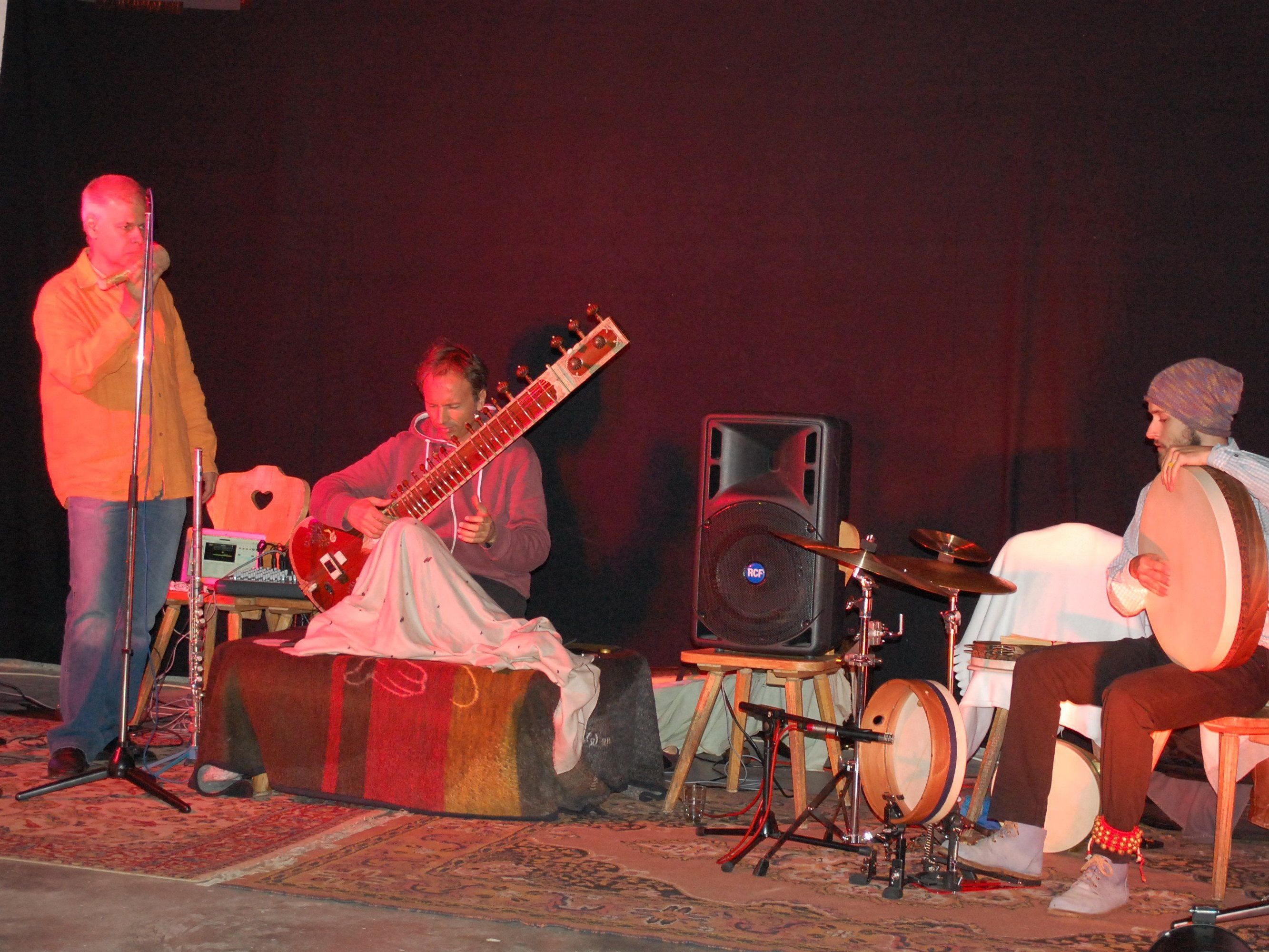 Das Trio „Indian Air“ gastierte auf Einladung von „illlitz“ im Klostergarten Gauenstein. Das Trio „Indian Air“ gastierte auf Einladung von „illlitz“ im Klostergarten Gauenstein.