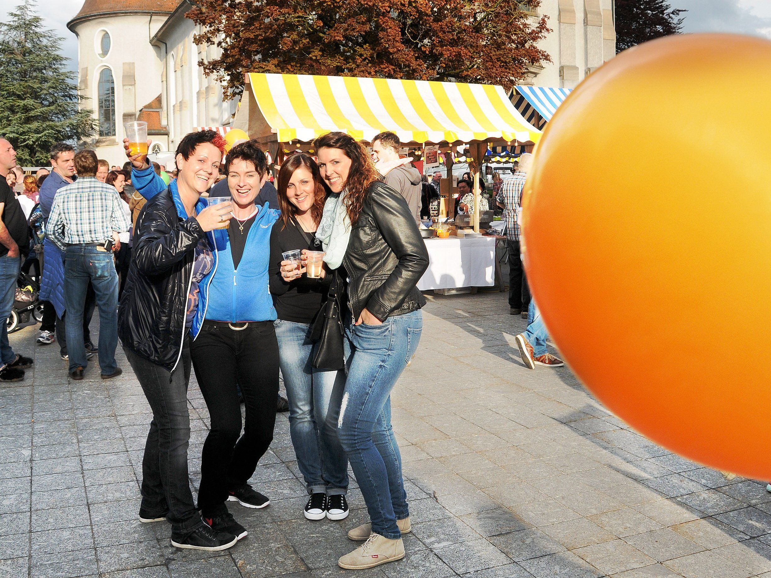 Fröhliches Damenquartett beim Abendmarkt in Höchst. Fröhliches Damenquartett beim Abendmarkt in Höchst.