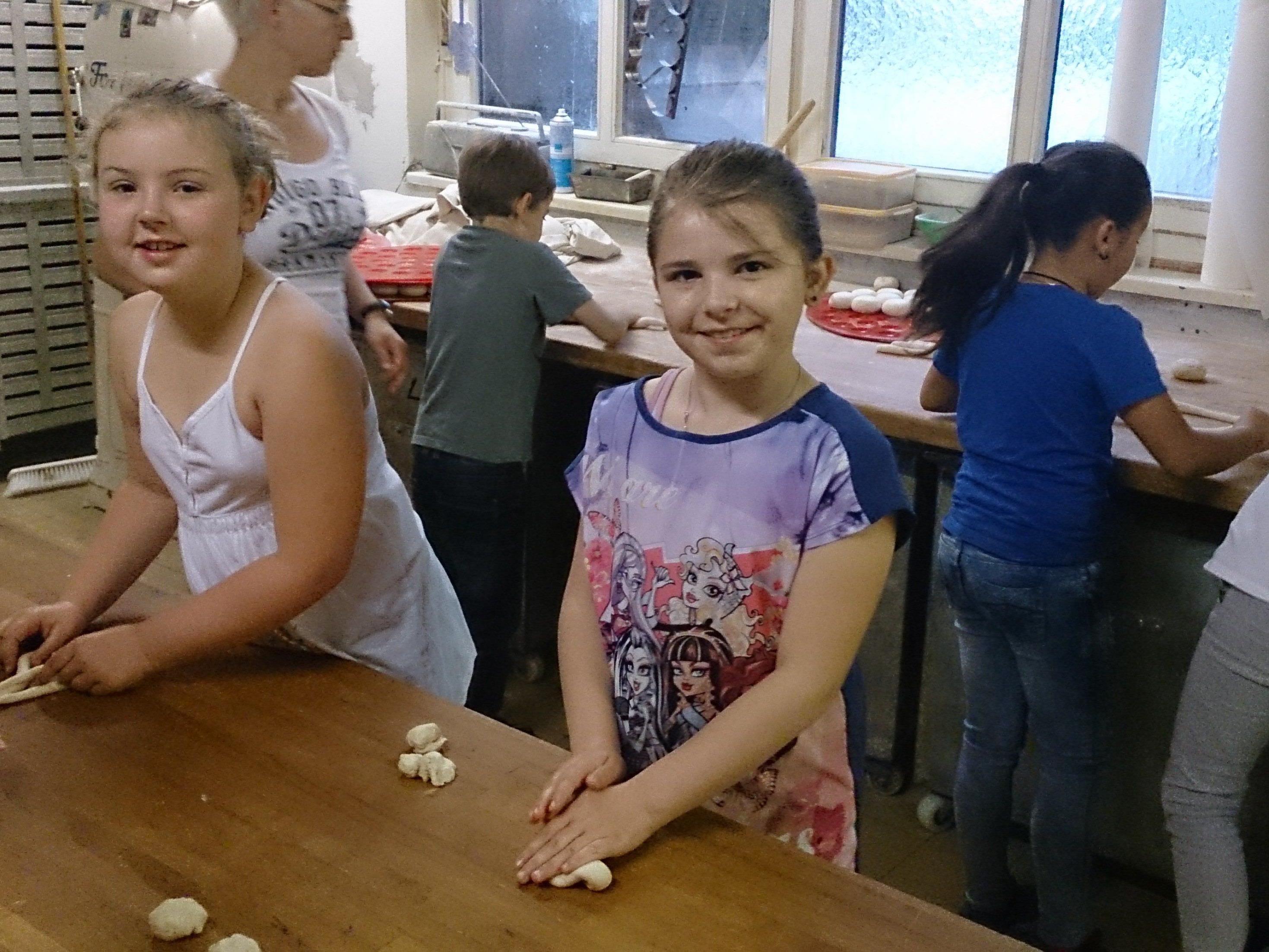 Joline und Sara als kleine Bäckermeisterinnen