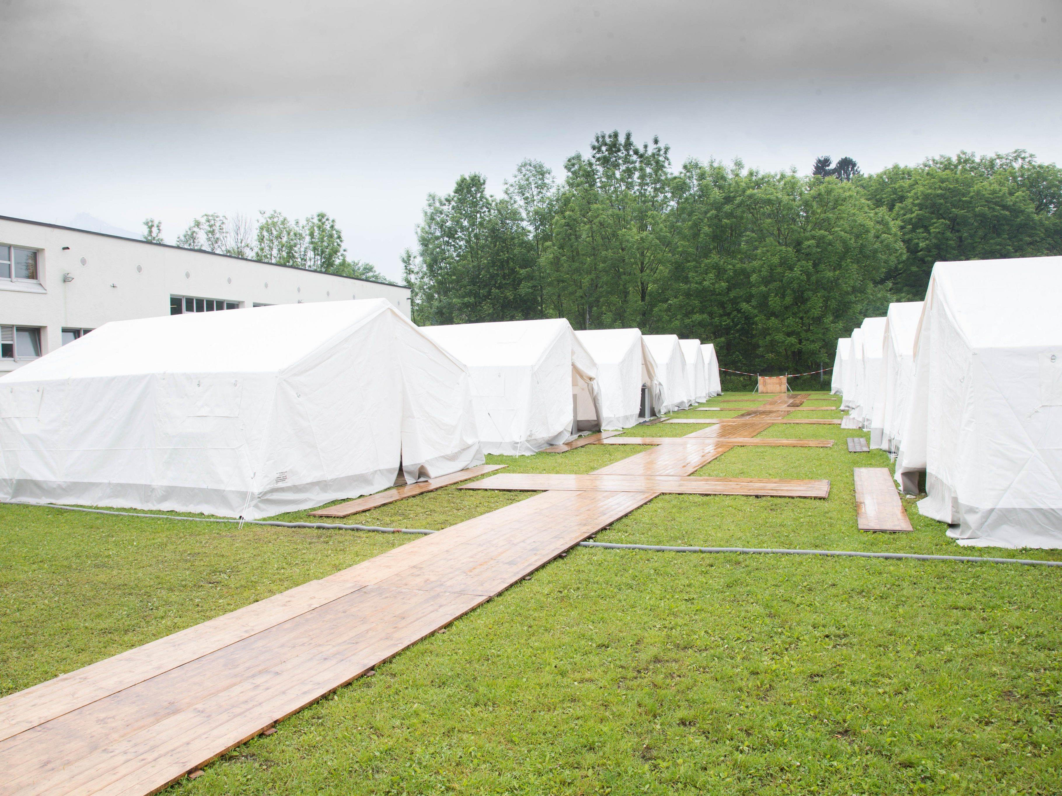 Zwölf weitere Zelte für 192 Flüchtlinge wurden am Freitag aufgebaut.