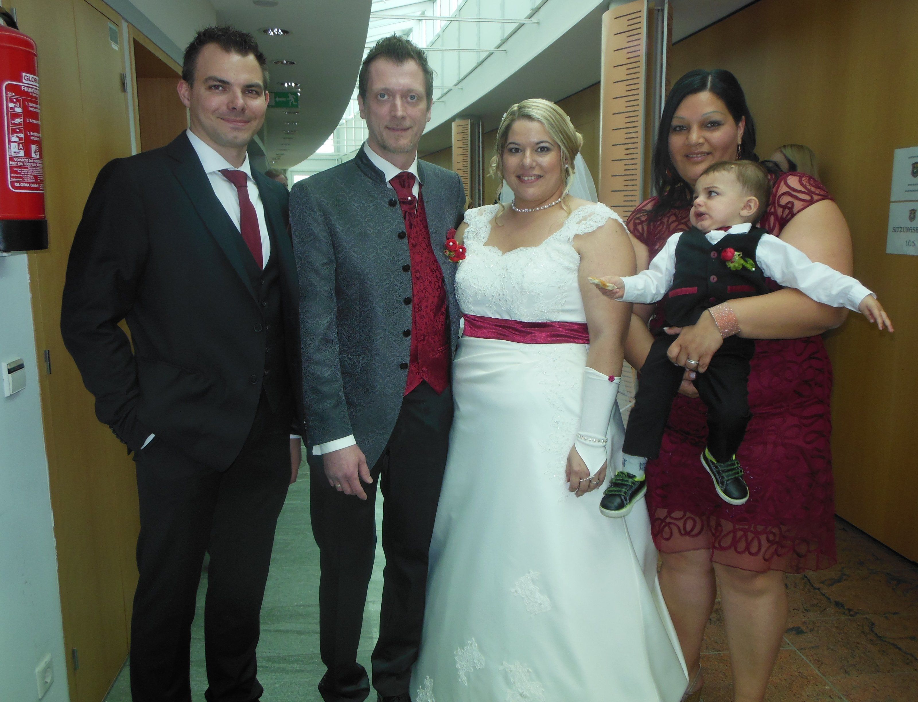 Das glückliche Paar mit den Trauzeugen. Das glückliche Paar mit den Trauzeugen.