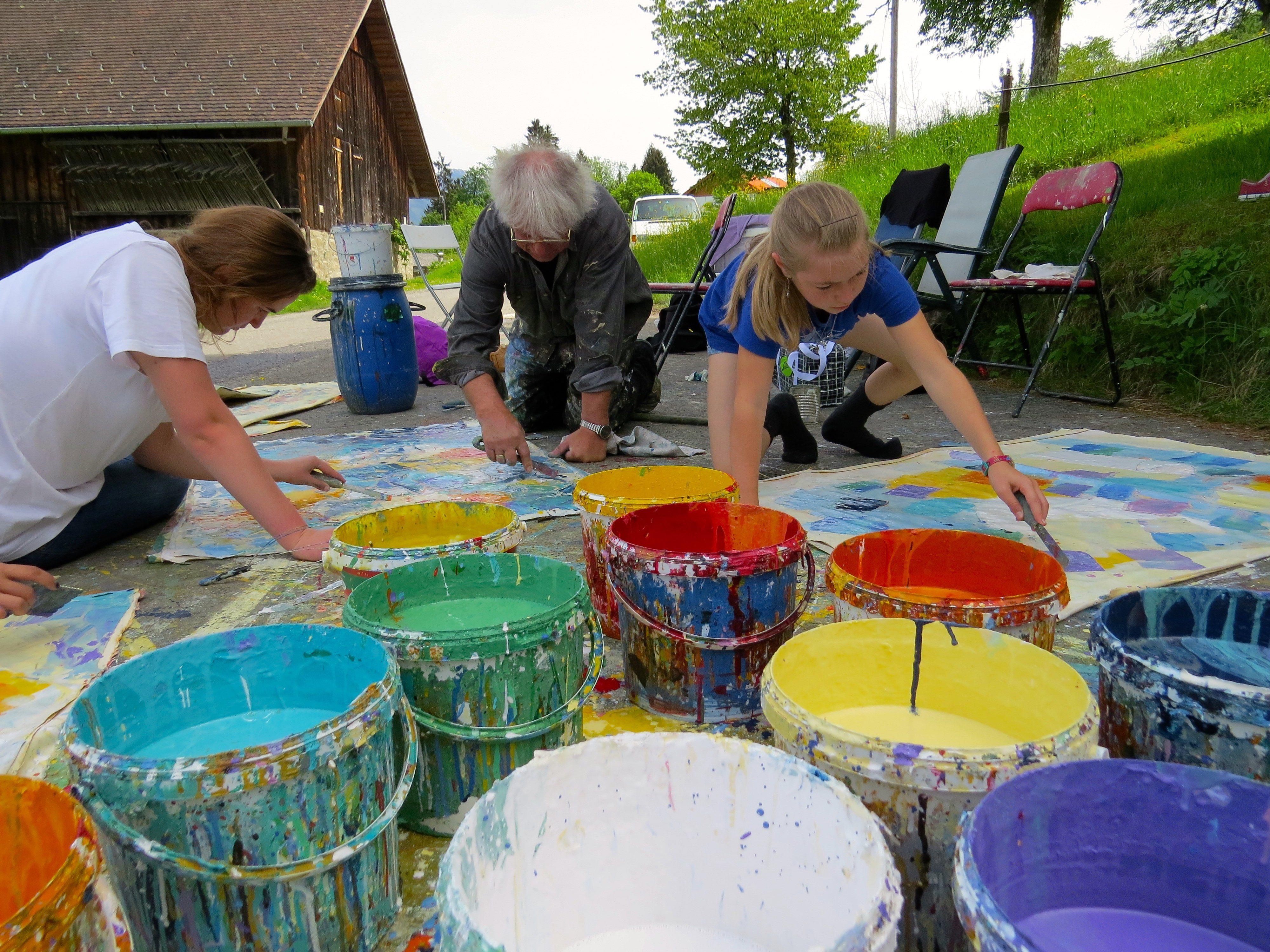 Farbenfroh und äußerst kreativ waren die Maltage der Schülerinnen mit Künstler Matthias Baumgartner am Bodenwald.