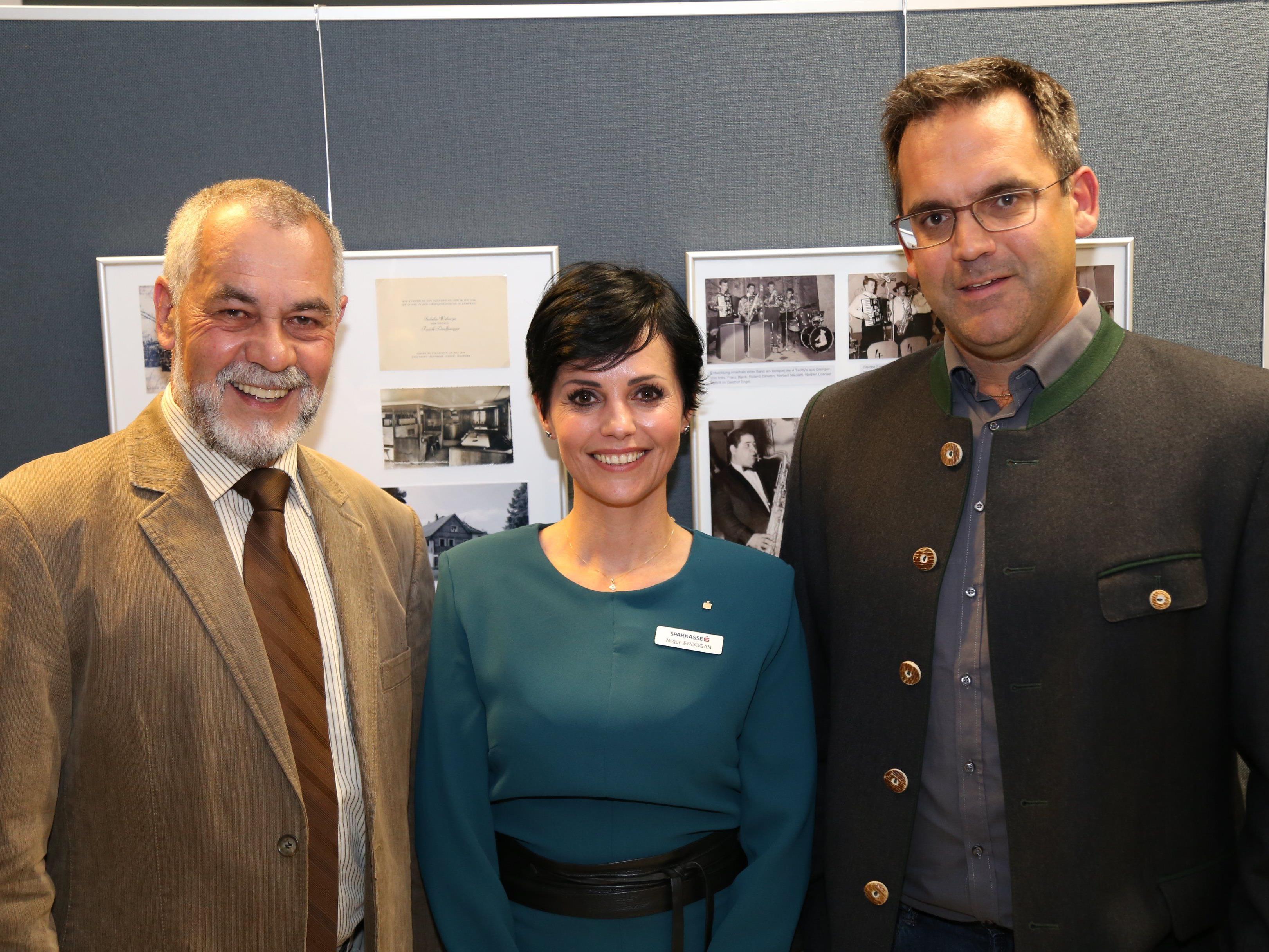Willibald Schmidt mit Geschäftsführerin Nilgün Erdogan und Ortsvorsteher Peter Stieger (v. l.) bei der Ausstellungseröffnung.