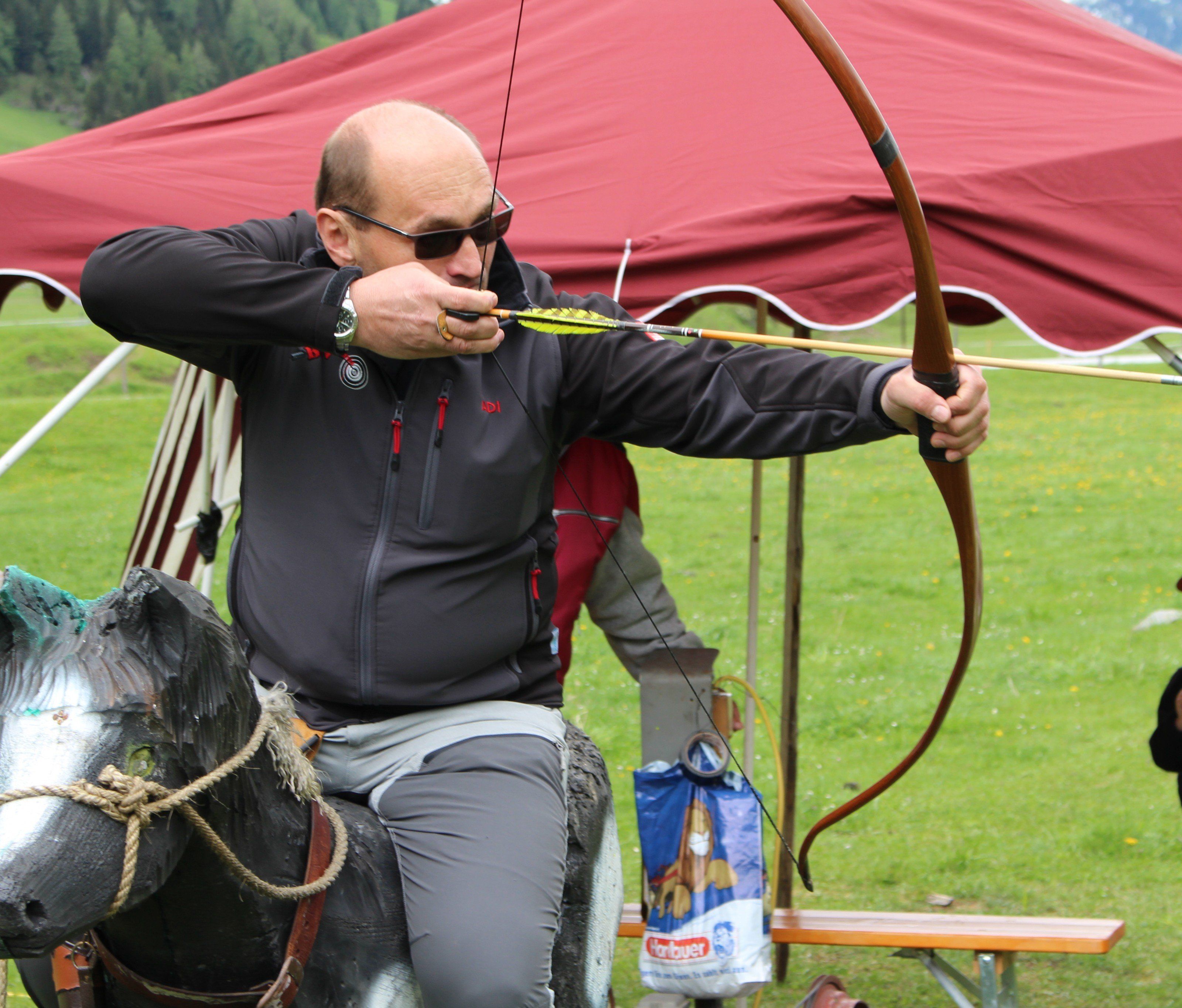 Adi hoch zu Roß Adi hoch zu Roß