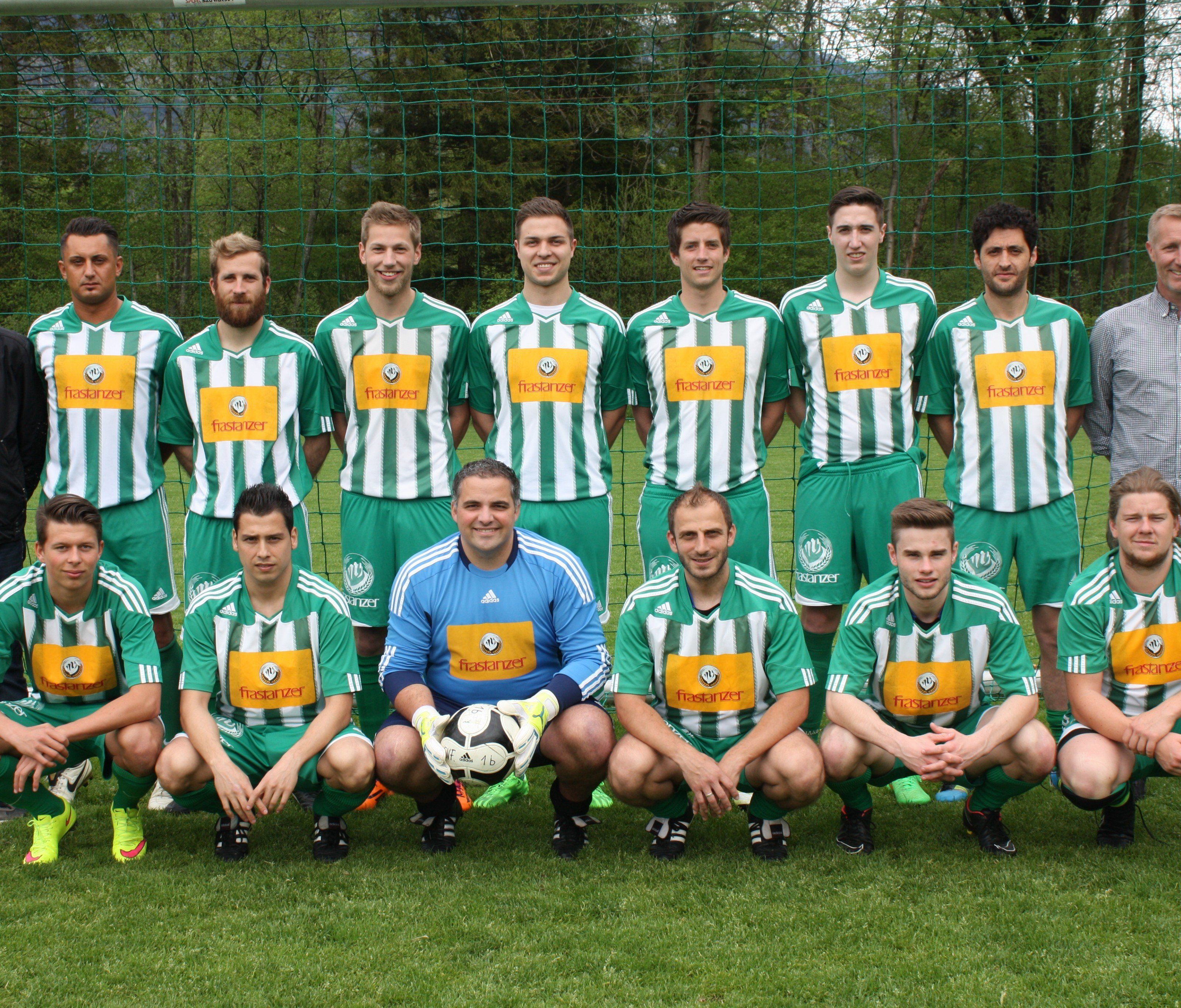 Die aktuelle Kampfmannschaft des Sportvereins Frastanz mit Obmann Markus Pedot (r.). Die aktuelle Kampfmannschaft des Sportvereins Frastanz mit Obmann Markus Pedot (r.).