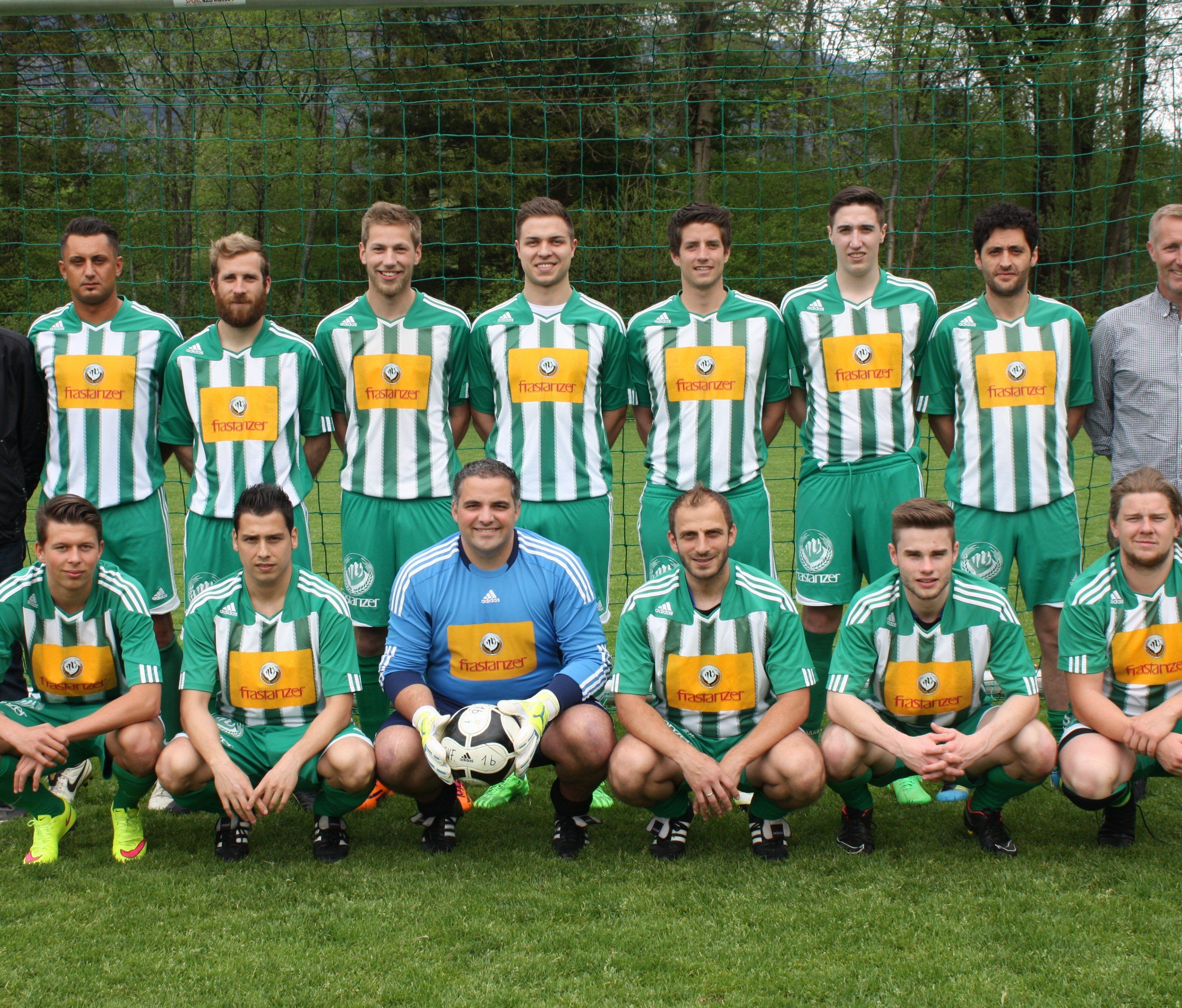 Die aktuelle Kampfmannschaft des Sportvereins Frastanz mit Obmann Markus Pedot (r.).