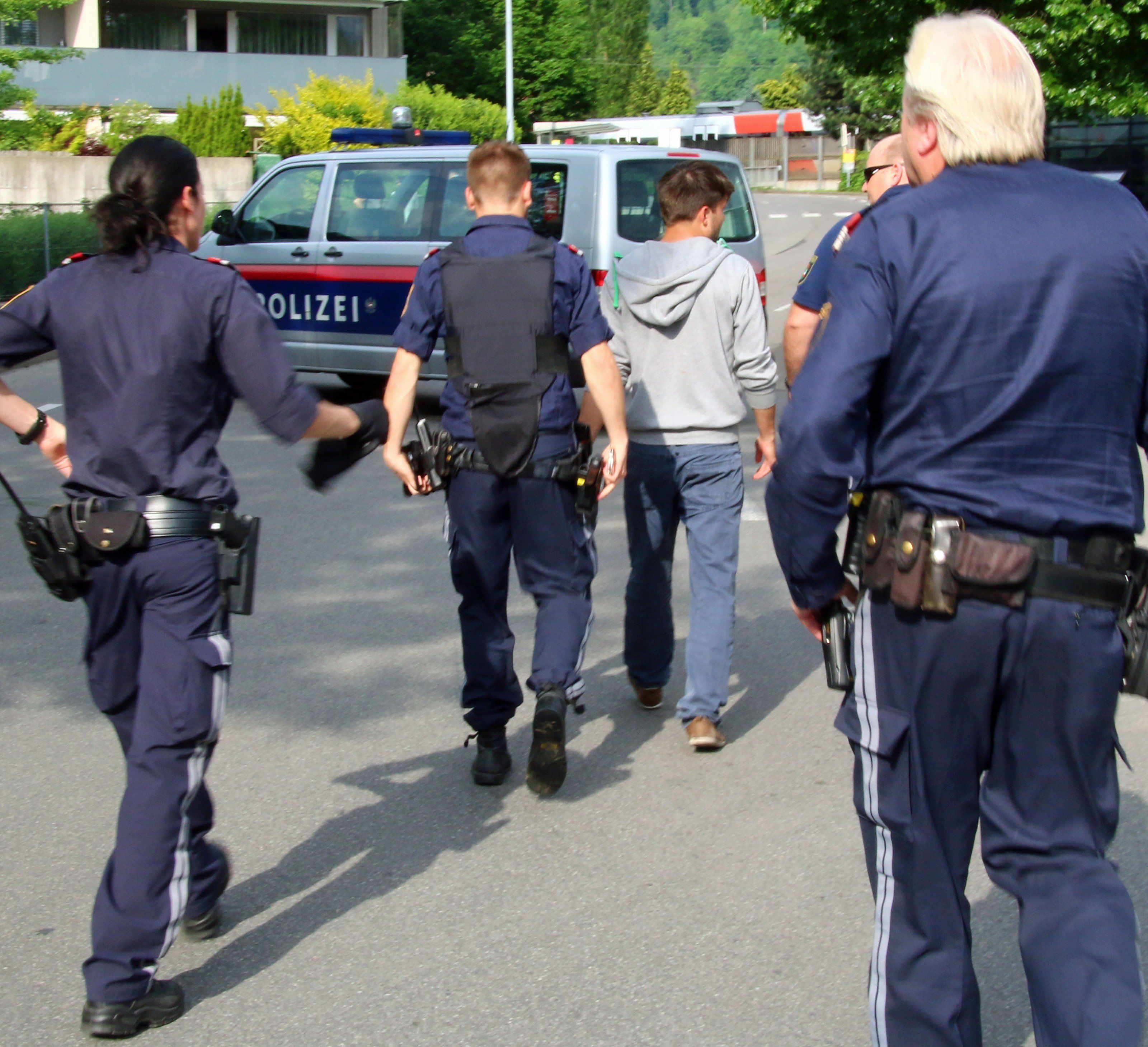 Schussabgabe vor Feuerwehrhaus. Schussabgabe vor Feuerwehrhaus.