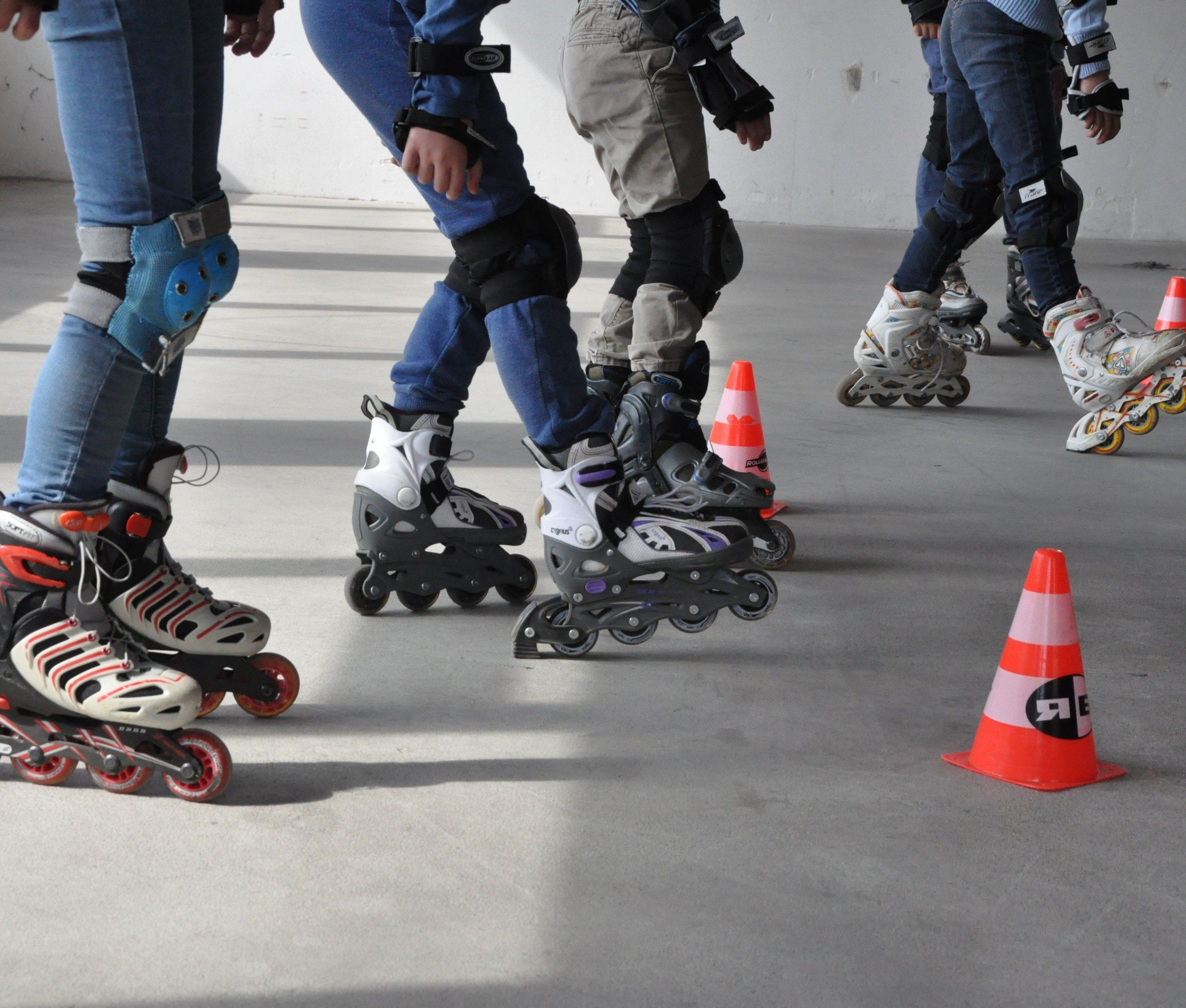 Bremstraining beim Inlineskaterkurs Bremstraining beim Inlineskaterkurs