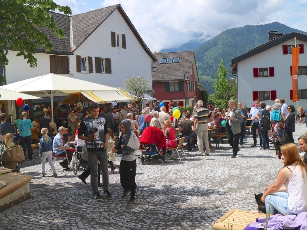 Der neue bugo-Platz erweitert den bestehenden Dorfplatz und bietet einen verkehrsfreien Raum für Erholung, spielerische Aktivitäten und gemeinschaftliches Dorfleben. Der neue bugo-Platz erweitert den bestehenden Dorfplatz und bietet einen verkehrsfreien Raum für Erholung, spielerische Aktivitäten und gemeinschaftliches Dorfleben.