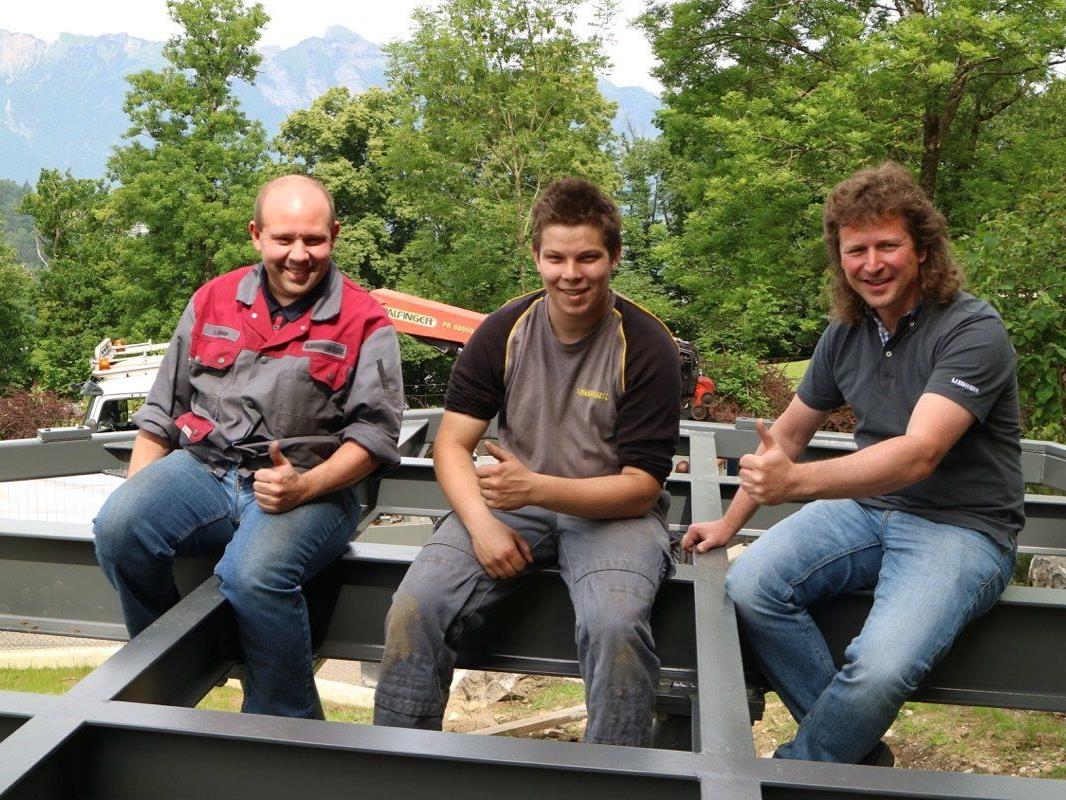Ein gutes Team: Ausbildner Christian Suppan, Lehrling Alexander Jenny und Ausbildungsleiter Heinz Lindner von Liebherr Nenzing.