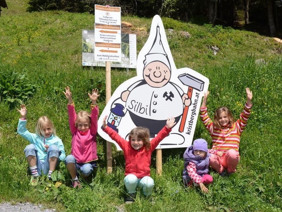 Für Kinder und auch für Erwachsene ist das Knappenclub-Kinderfest immer sehr erlebnisreich. Für Kinder und auch für Erwachsene ist das Knappenclub-Kinderfest immer sehr erlebnisreich.