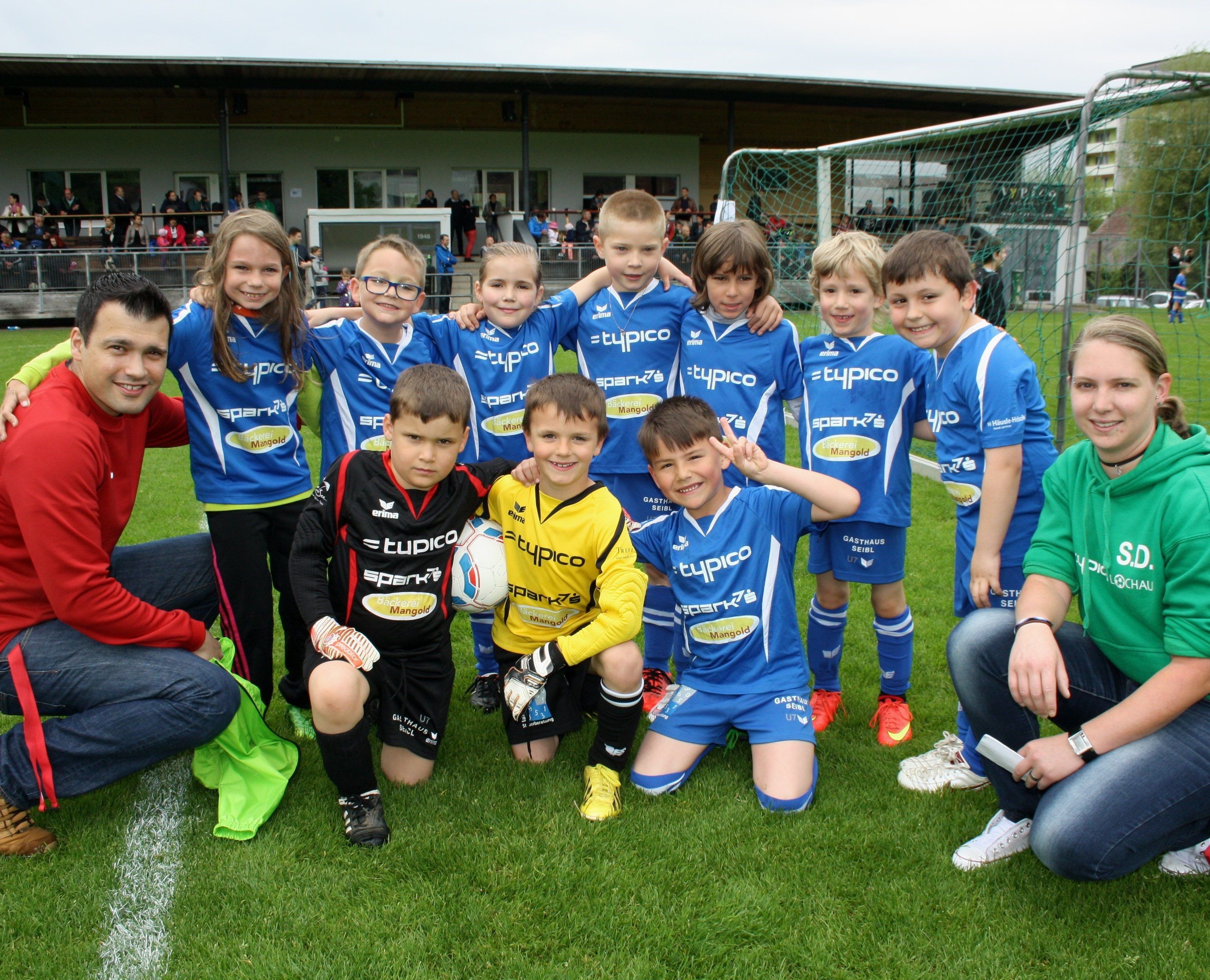 Das U-7-Team des SV Typico Lochau mit den Trainern Desiree Sutter und Ediz Inan. Das U-7-Team des SV Typico Lochau mit den Trainern Desiree Sutter und Ediz Inan.