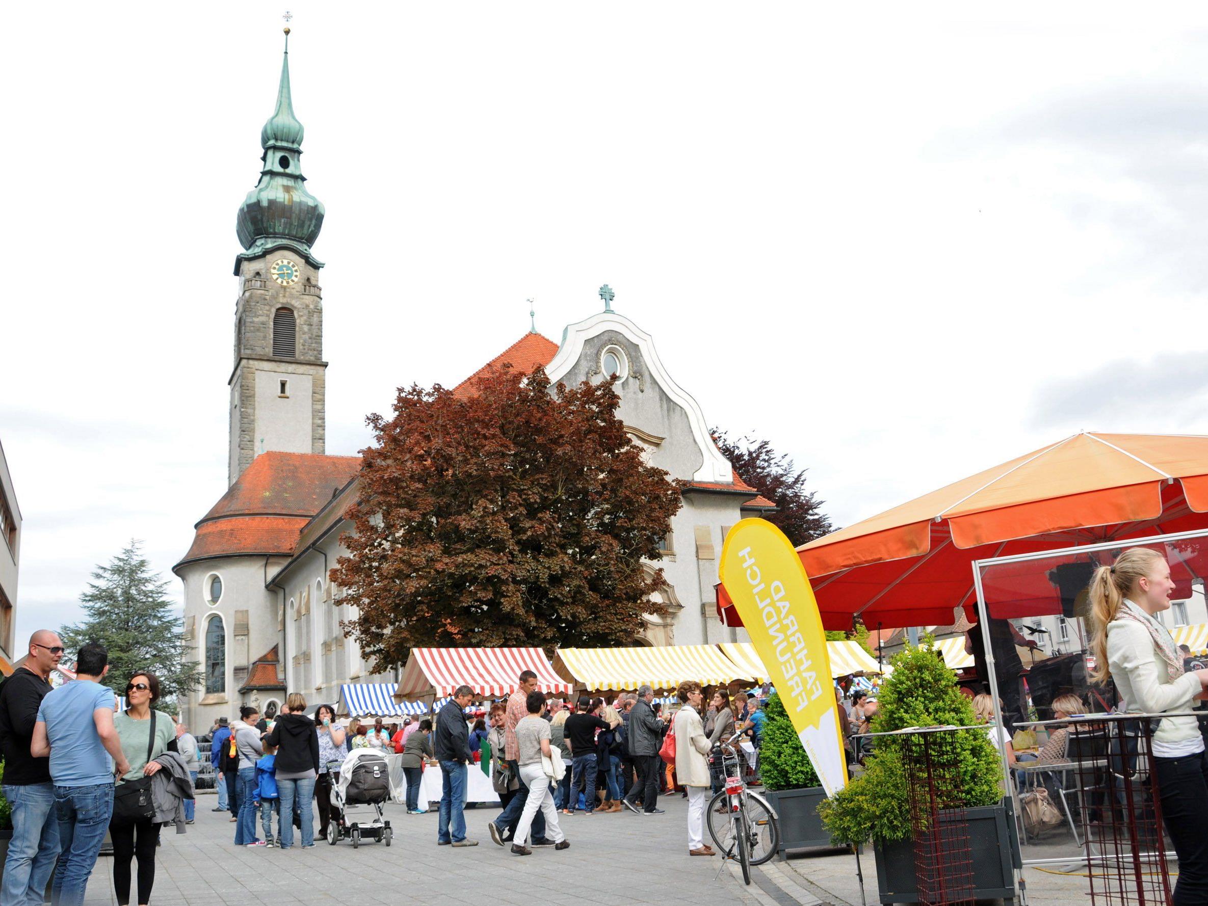 Am Samstag, dem 9. Mai, beginnt um 16 Uhr der Abendmarkt auf der Höchster Kirchplatz