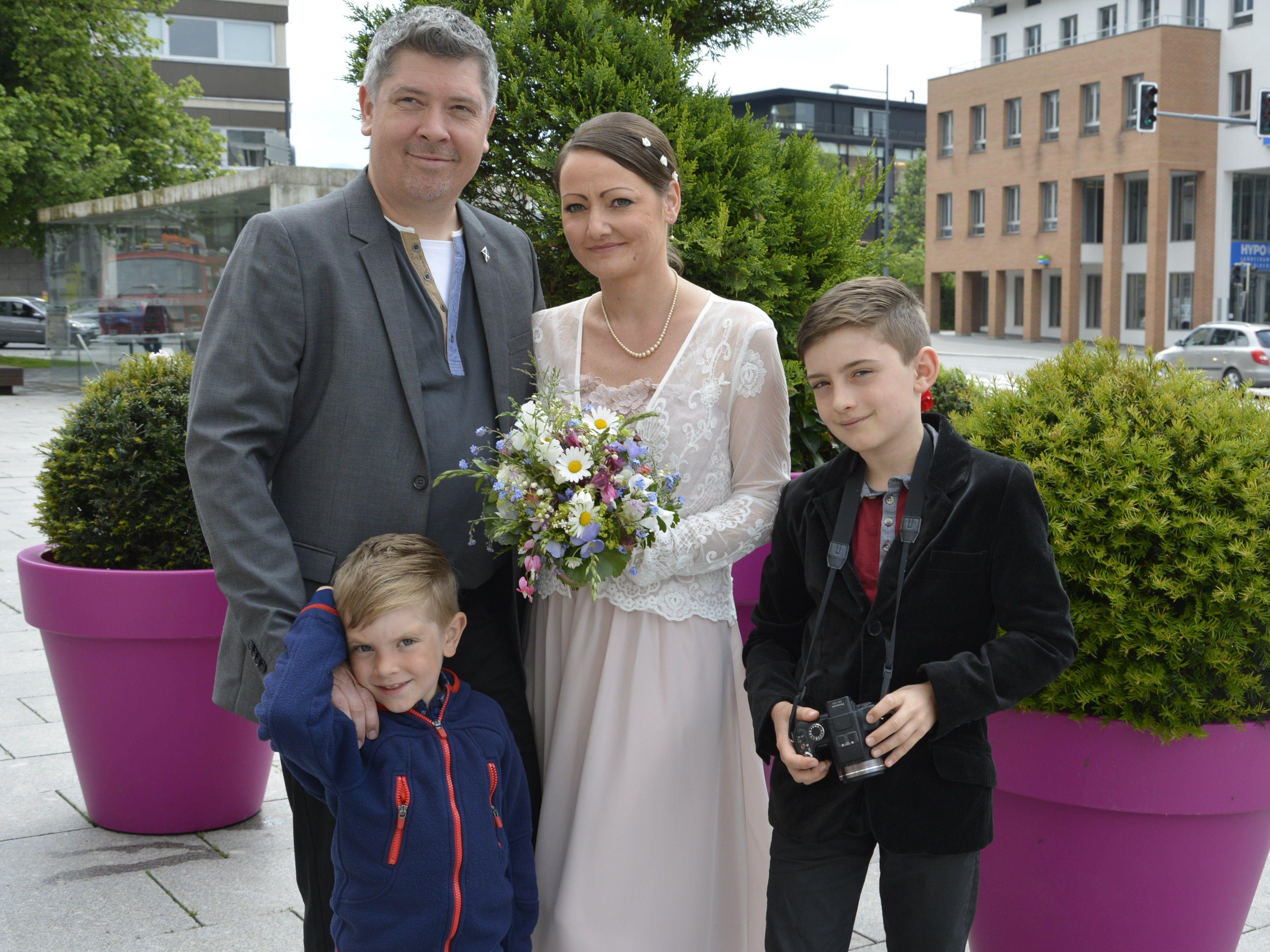 Das Brautpaar mit ihren Söhnen, Fabio und Elia, kurz vor der standesamtlichen Trauung in Dornbirn.