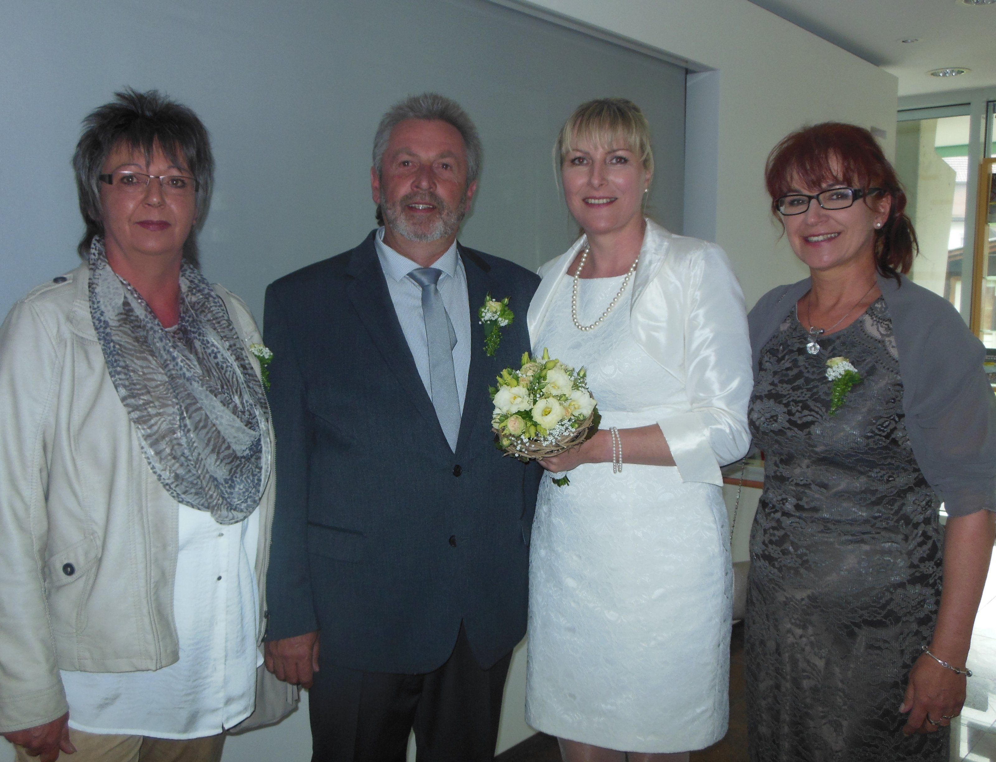 Das glückliche Paar mit den Trauzeugen. Das glückliche Paar mit den Trauzeugen.