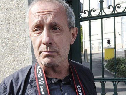 Peter Pilz vor der “Wiener NSA-Villa” Peter Pilz vor der “Wiener NSA-Villa”
